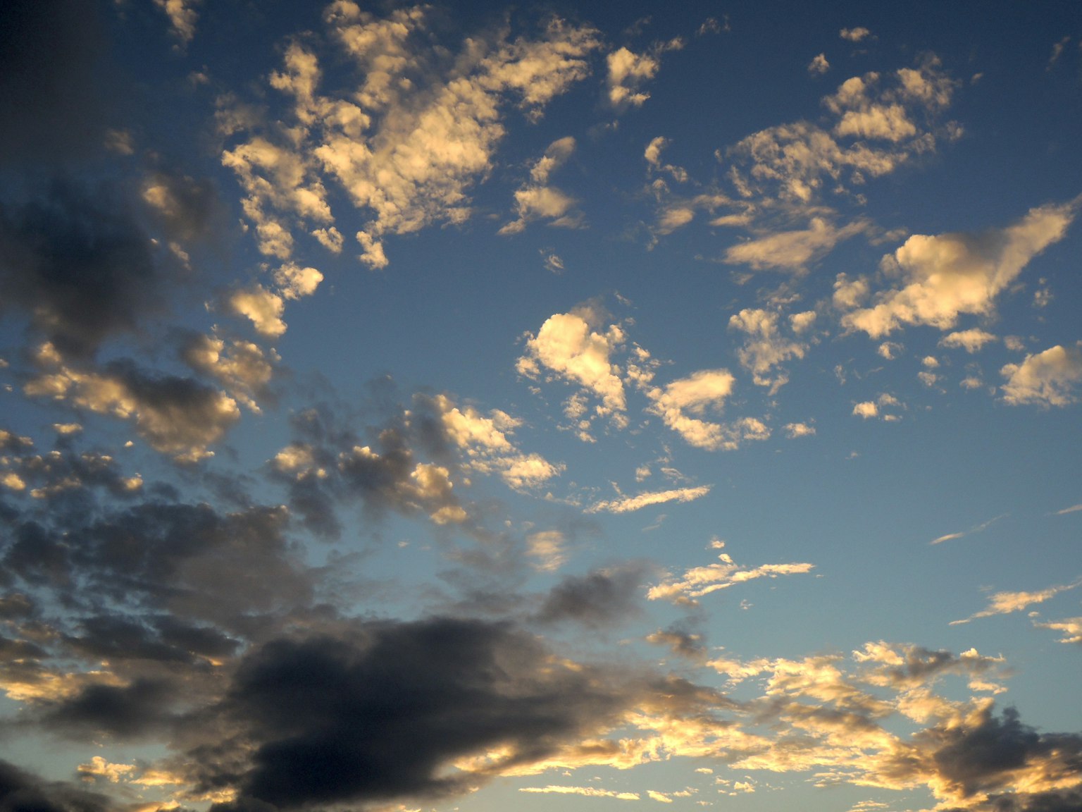 Blauer Himmel mit weißen Wolken und Abendhimmel-Farben