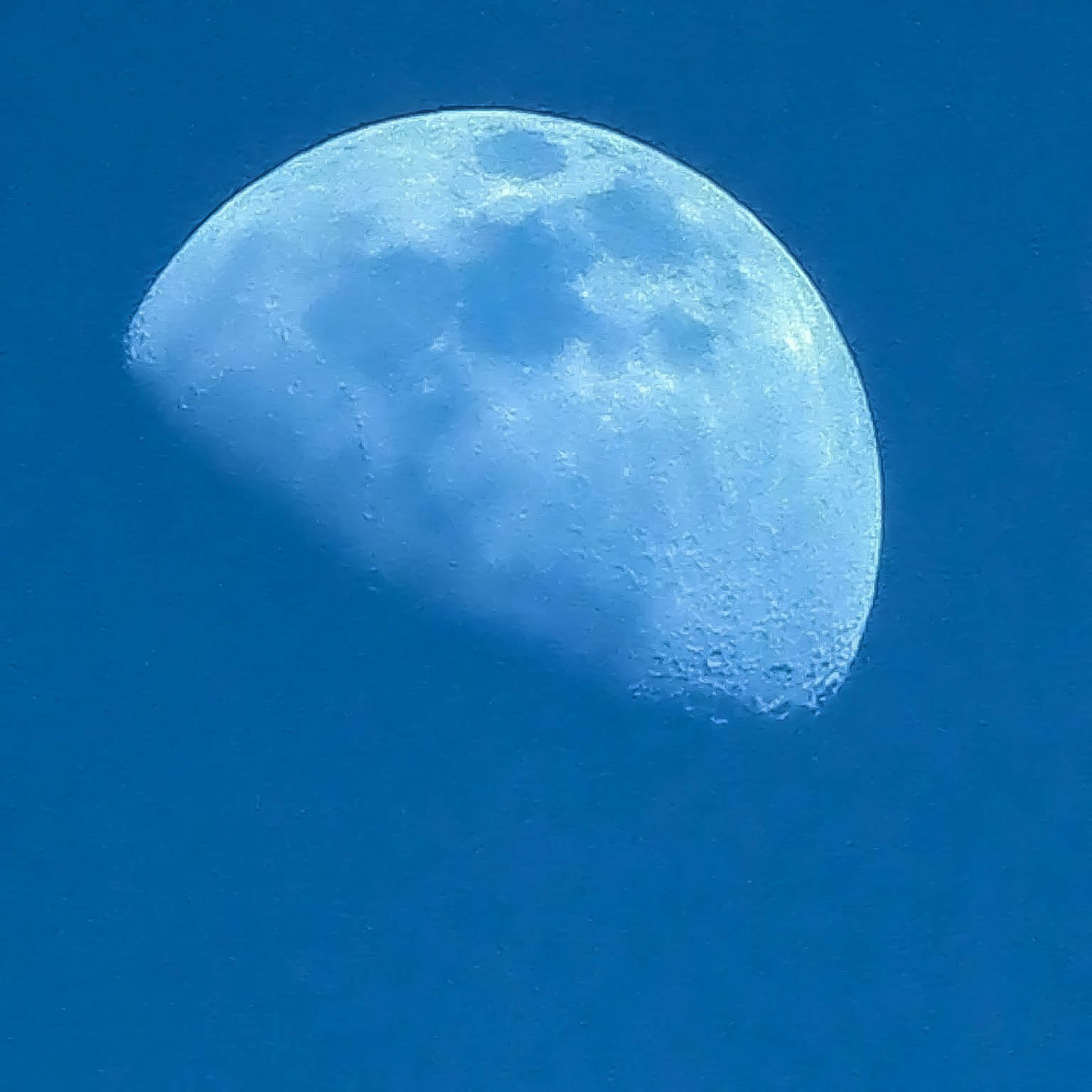 Nahaufnahme eines Halbmondes vor blauem Himmel