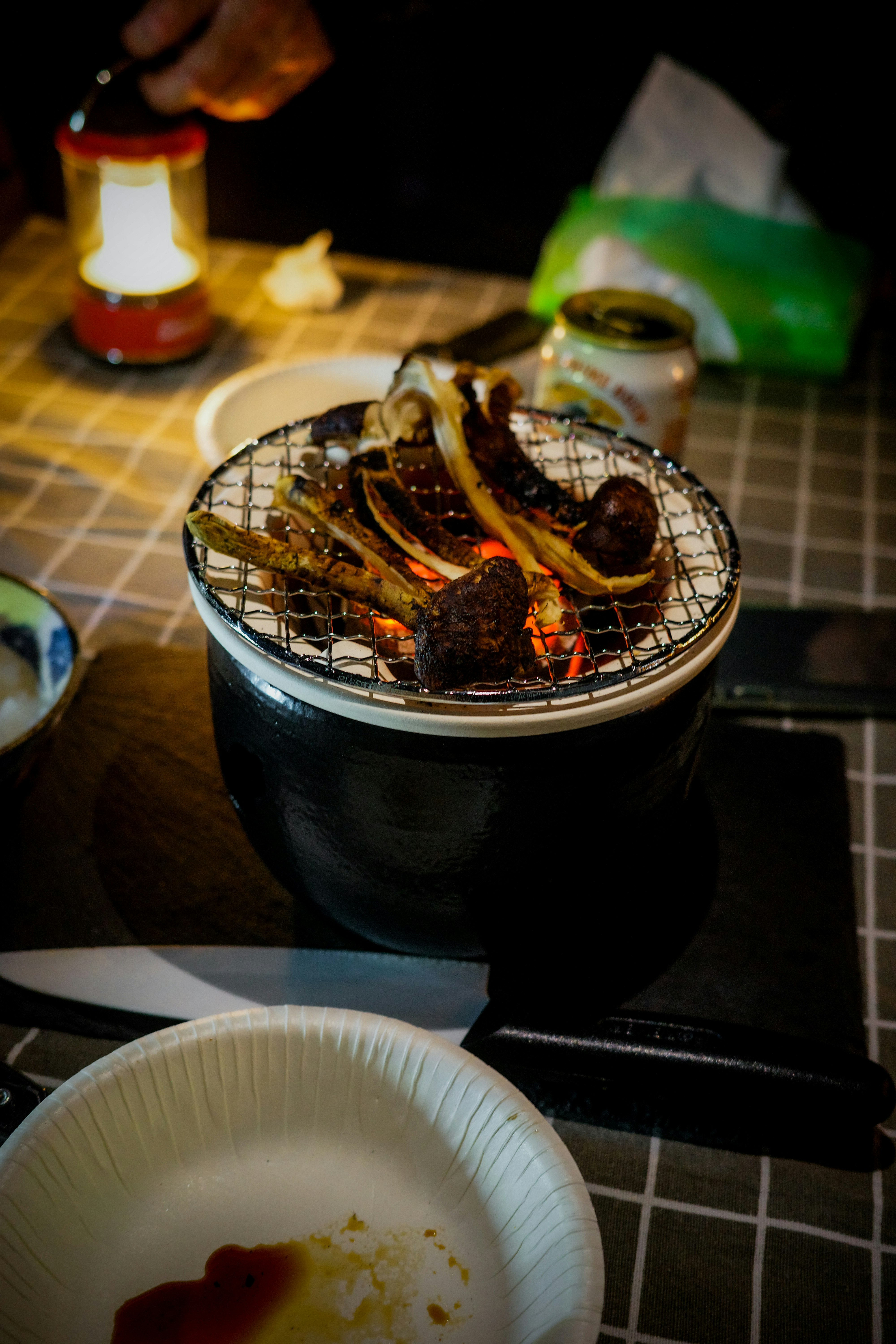 桌上烧烤网烤海鲜与蔬菜