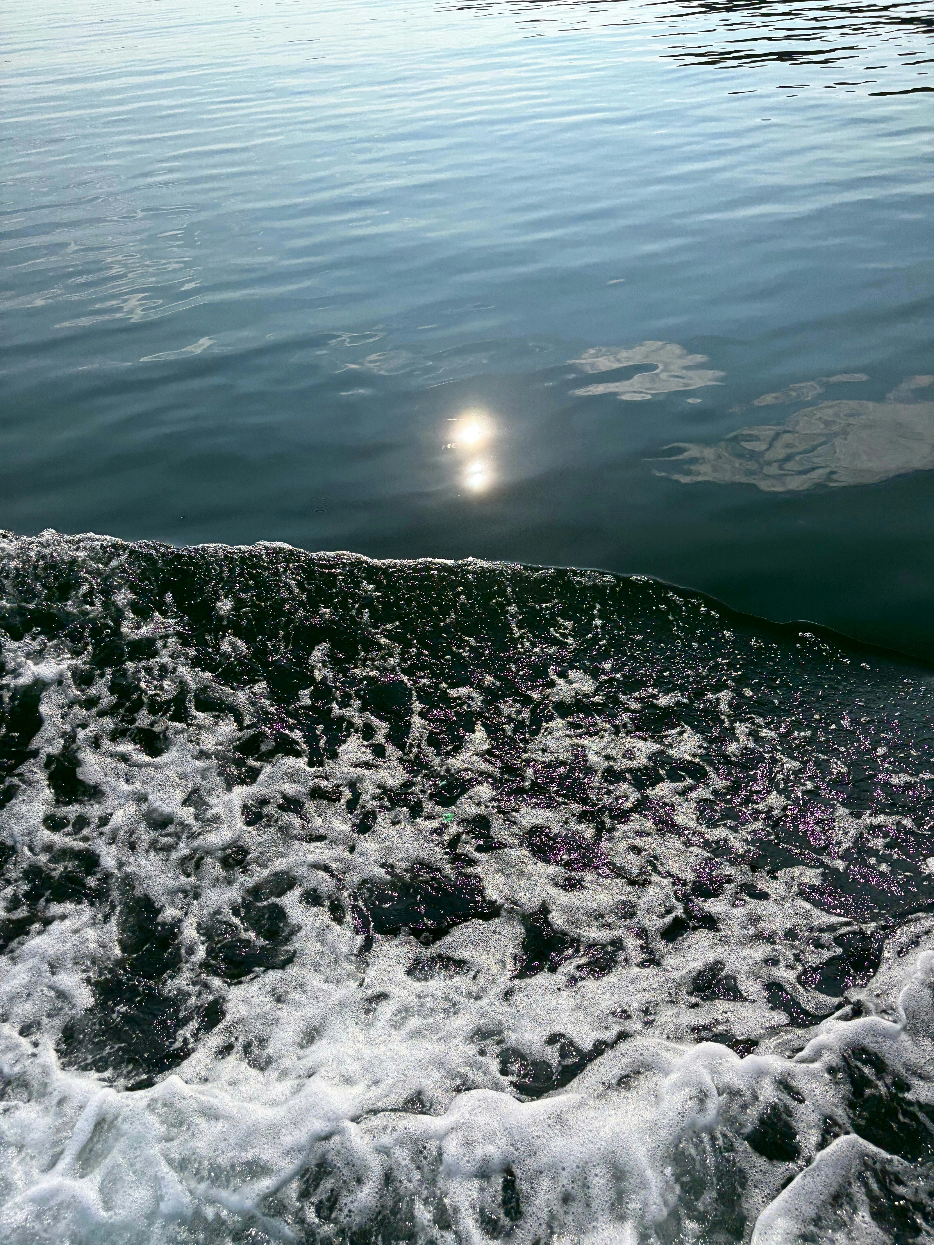 波が打ち寄せる海面の水しぶきと反射のある風景