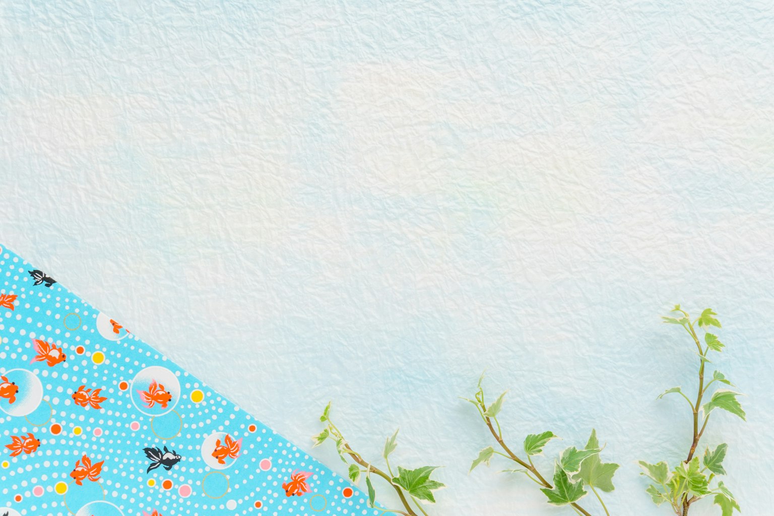 Fondo azul con tela de flores y plantas verdes