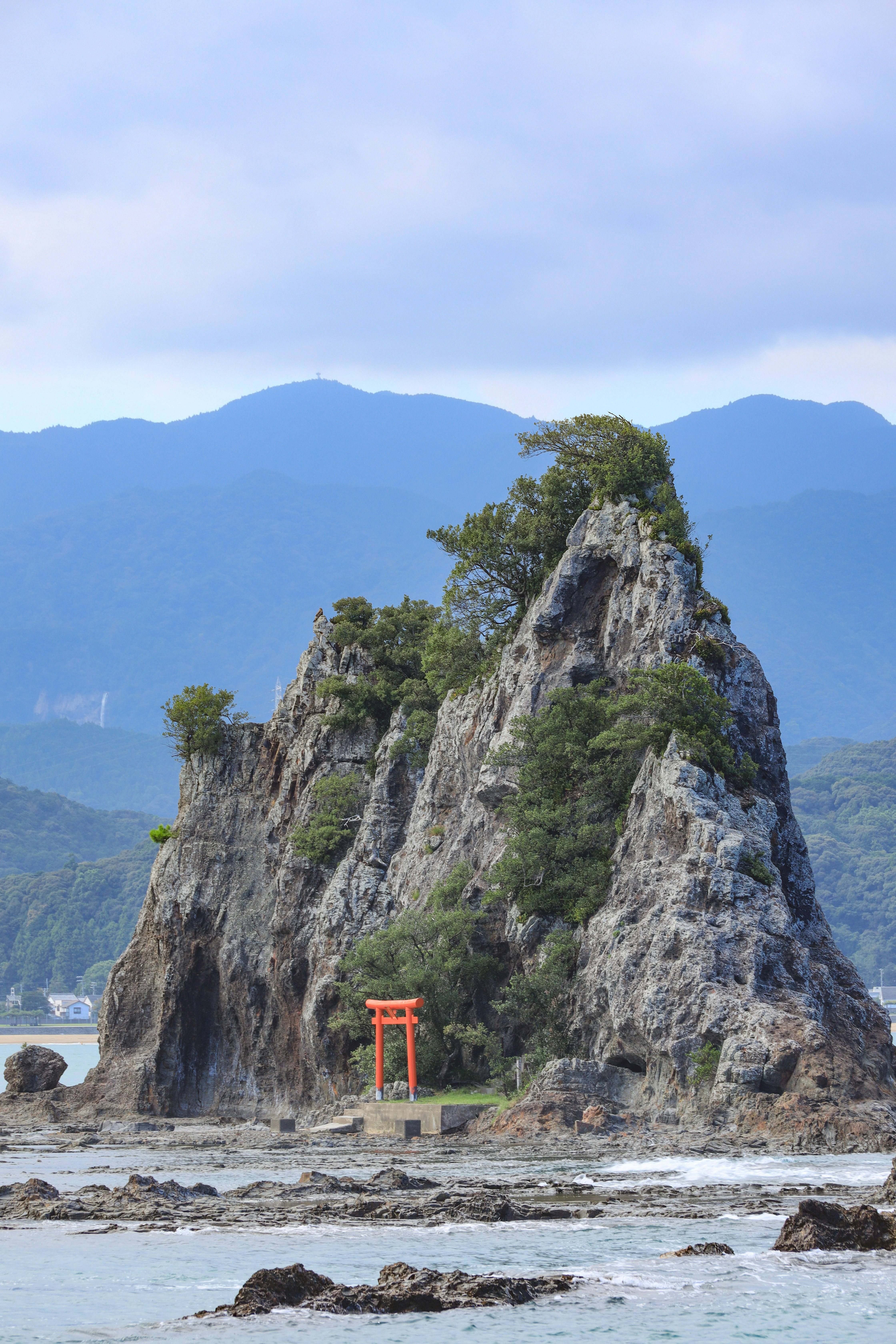 那智の滝近くの海岸にそびえる岩山と朱色の鳥居