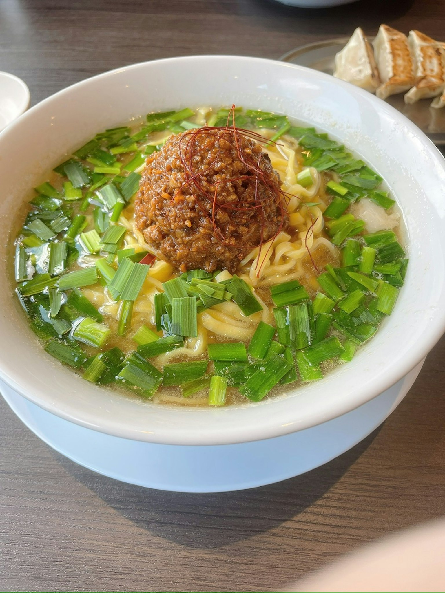Nudelsuppe mit grünen Gemüse und einer Fleischkugel