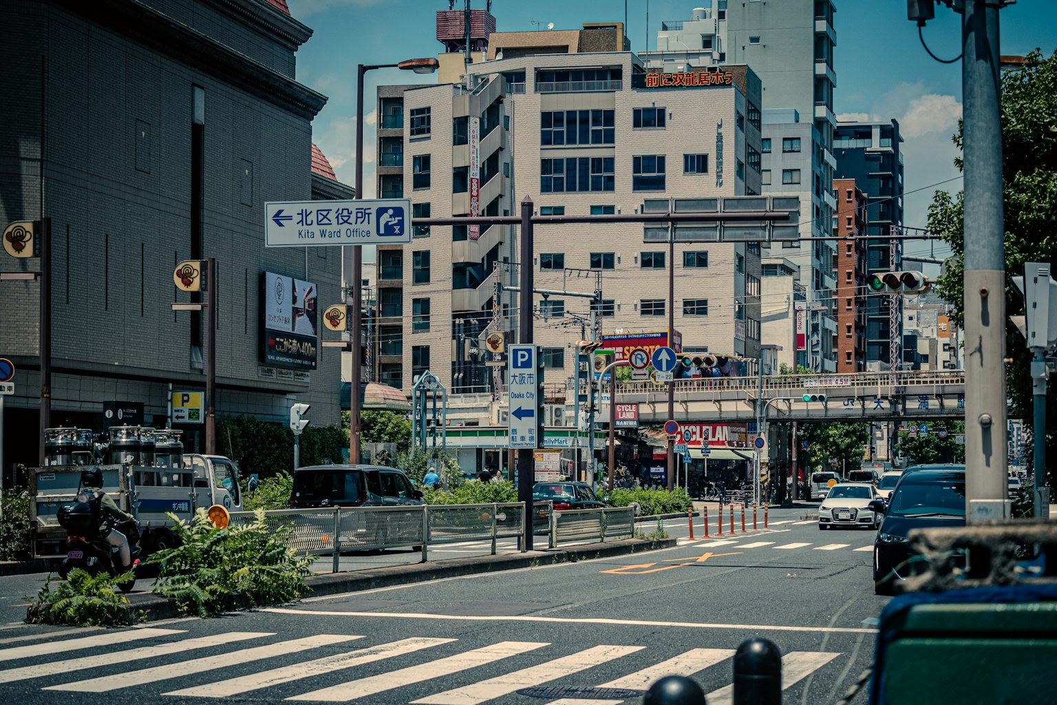 Intersection urbaine avec des bâtiments et une vue de rue