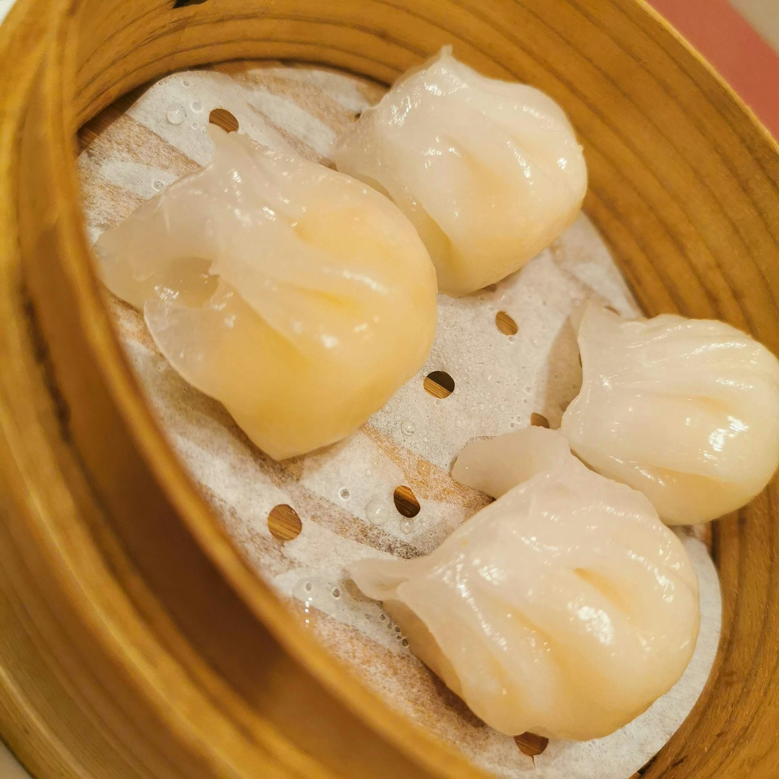 Assortimento di ravioli di gamberi in un cestello di bambù