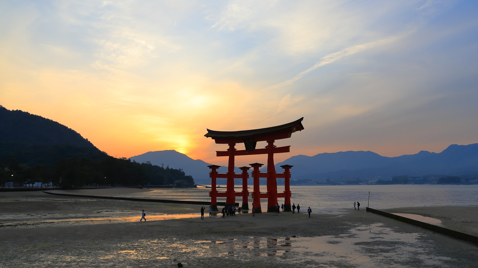 海边日落时的红色鸟居