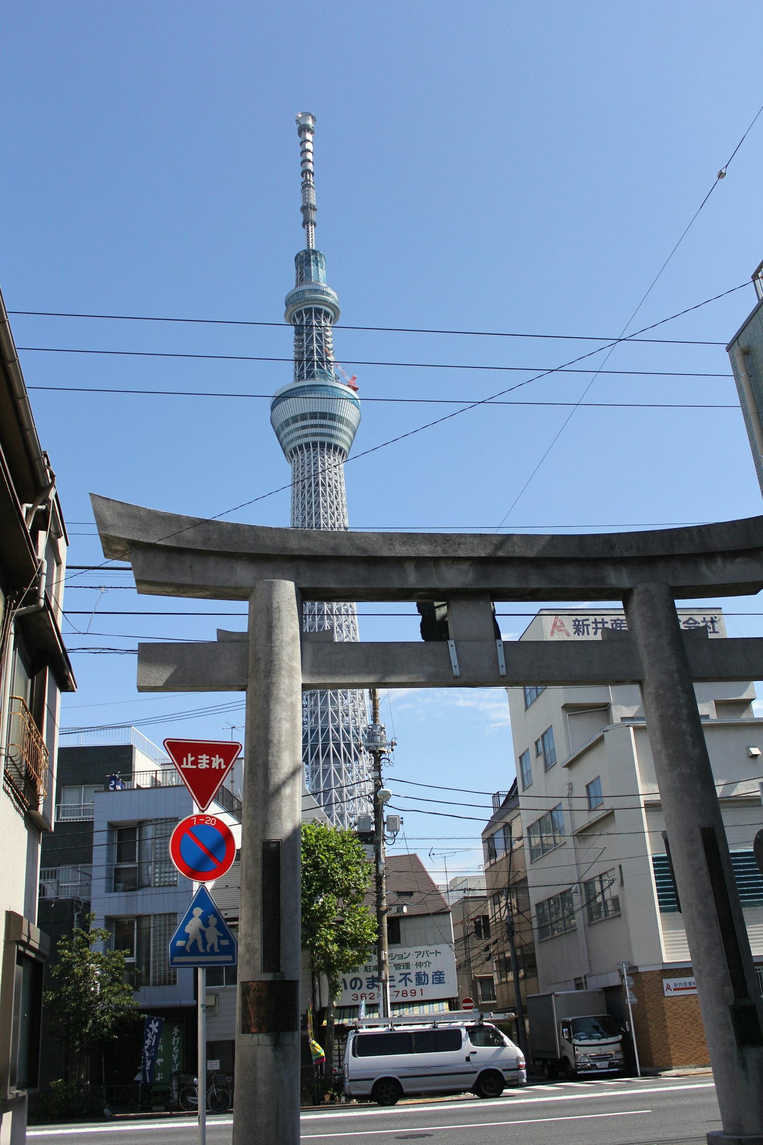 背景是東京晴空塔的鳥居