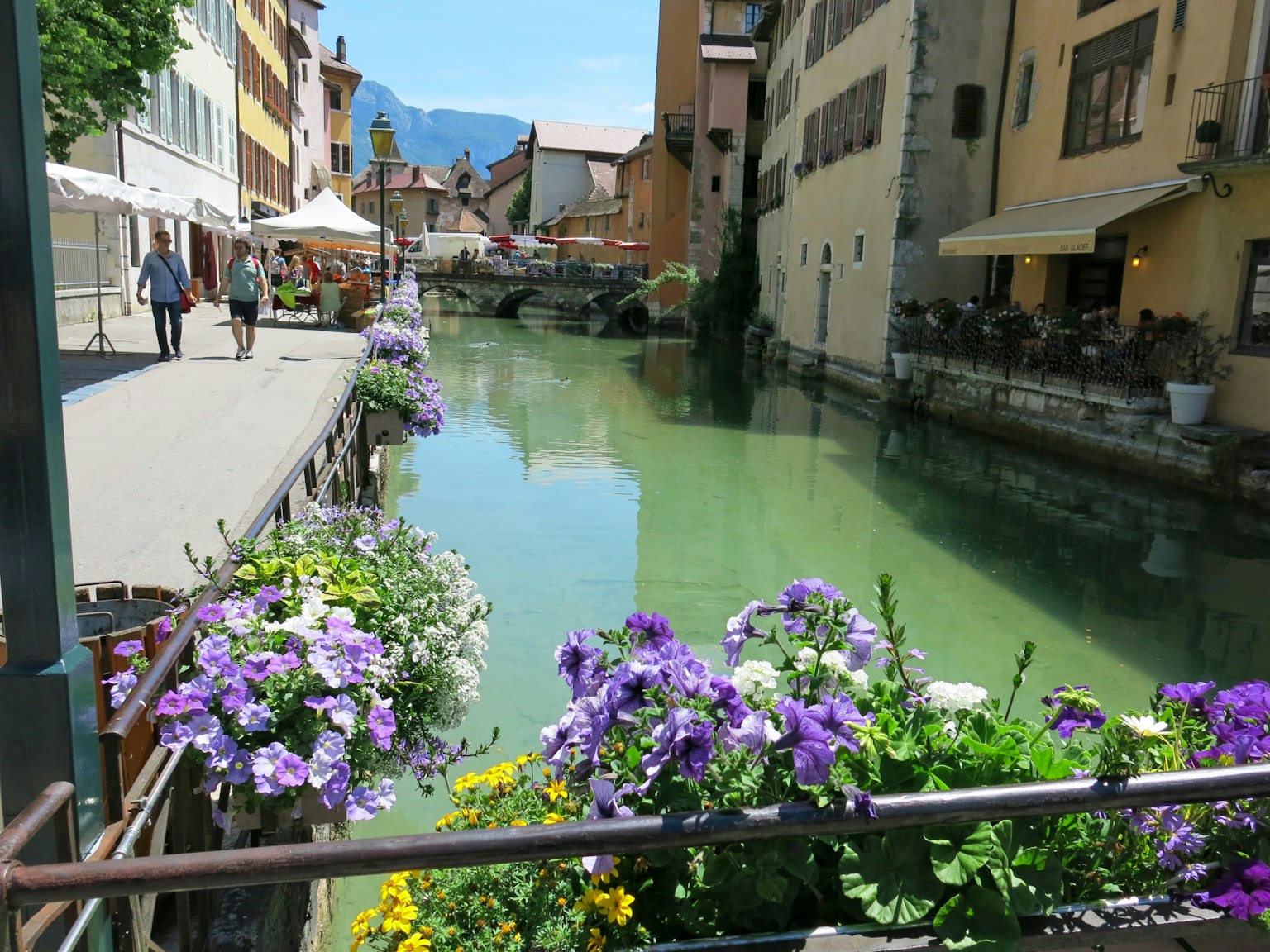 Malersicher Blick auf einen Kanal mit bunten Blumen und historischen Gebäuden