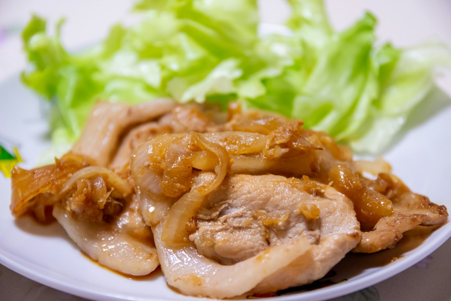 Đĩa gà ngọt và mặn với xà lách