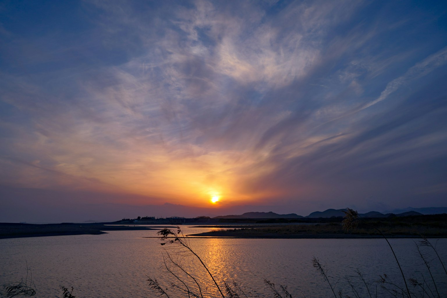 Splendido tramonto che si riflette su una superficie d'acqua calma