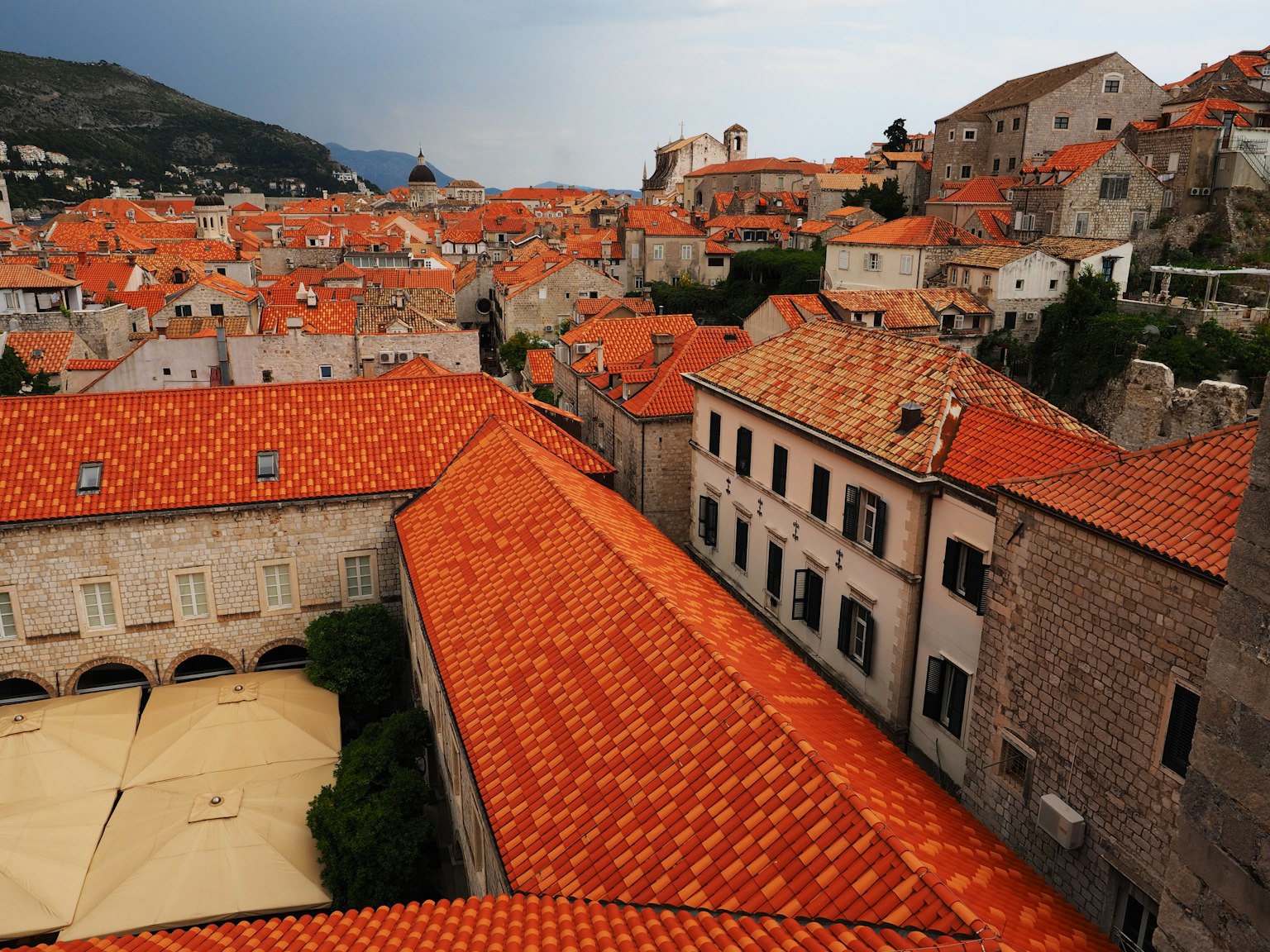 Pemandangan panorama atap ubin oranye Dubrovnik