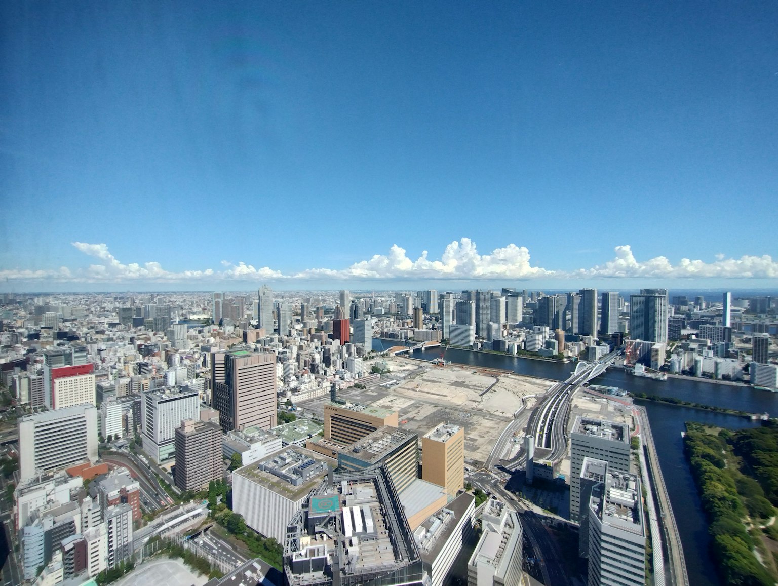 东京摩天大楼的全景视图在蓝天之下