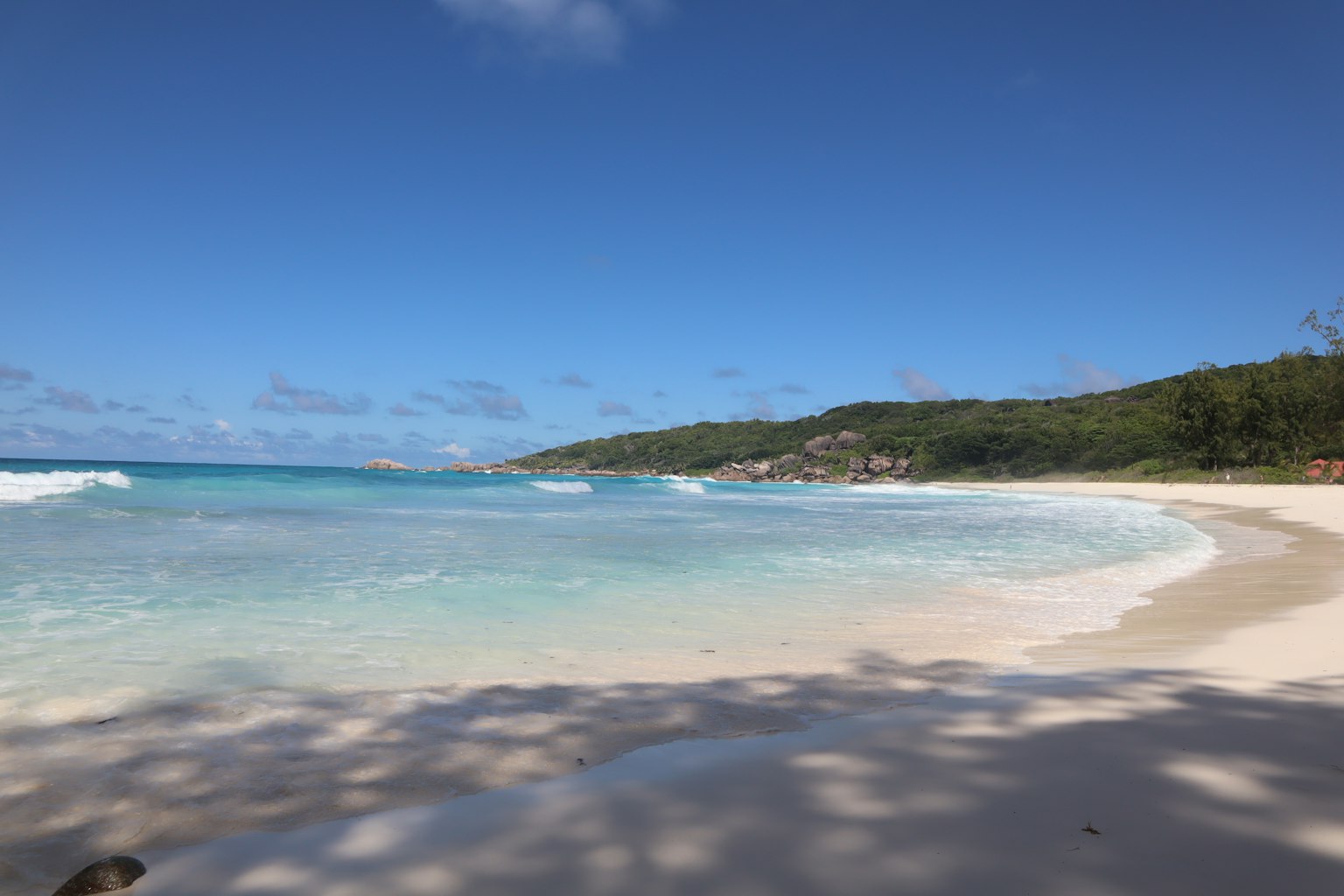 Vue de plage pittoresque avec ciel bleu vagues et sable blanc