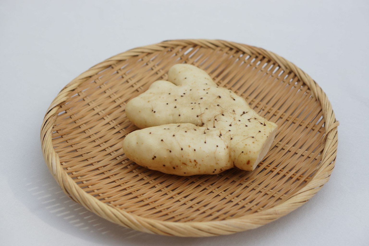 독특한 모양의 부드러운 빵이 엮인 바구니에 놓여있다