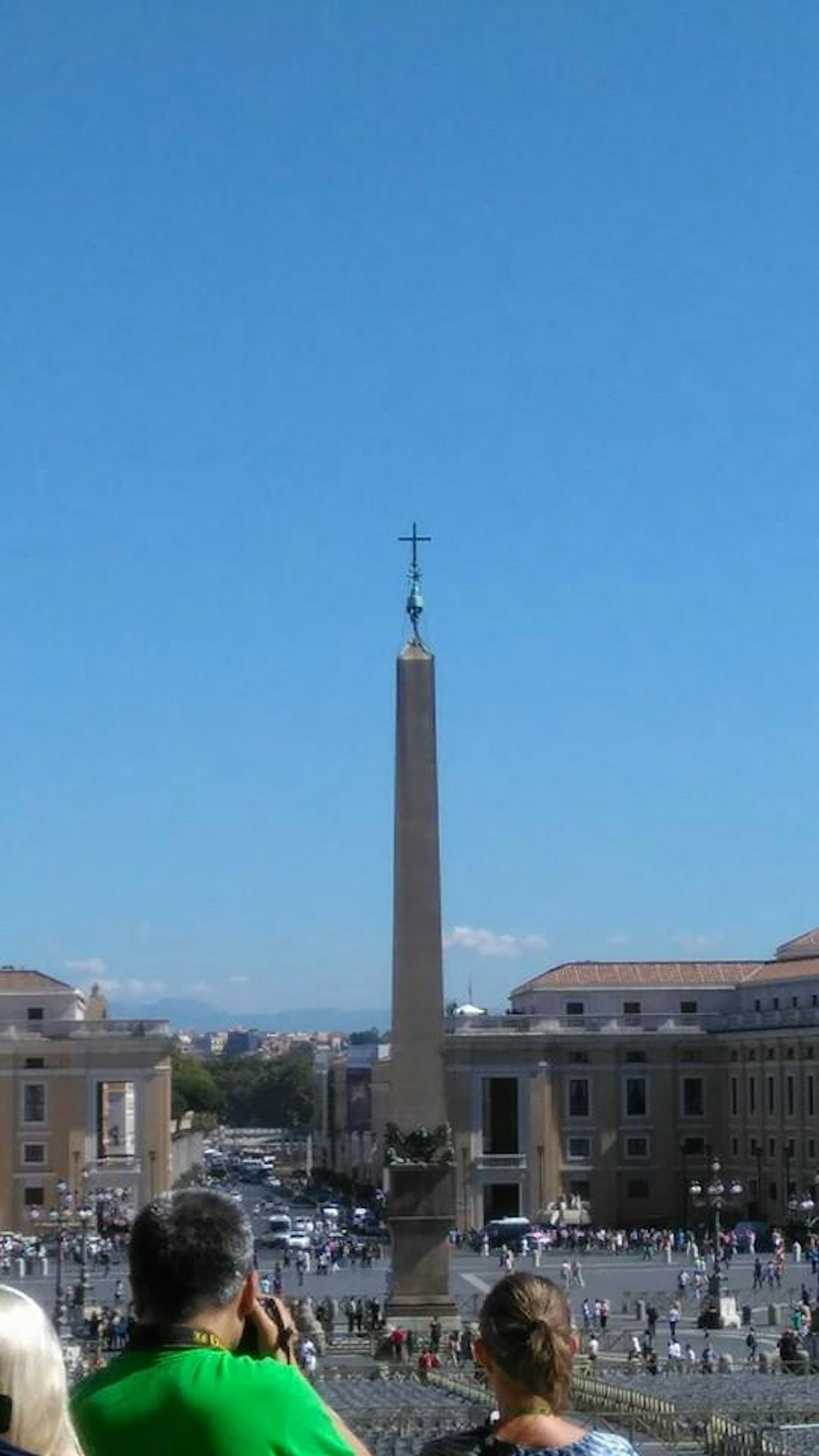 Obelisco de la Plaza de San Pedro contra un cielo azul claro