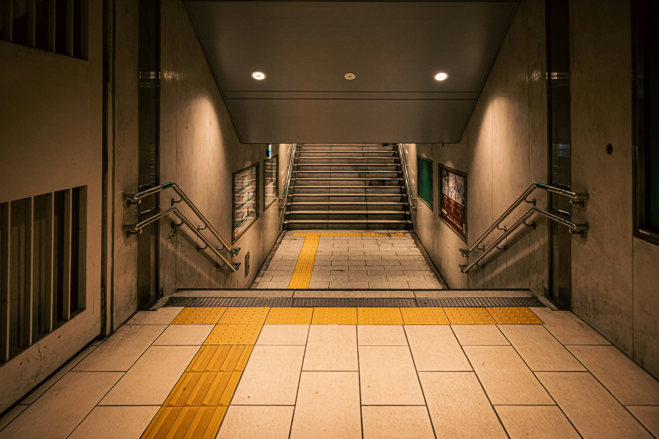 8番出口の階段につながる通路の床と壁
