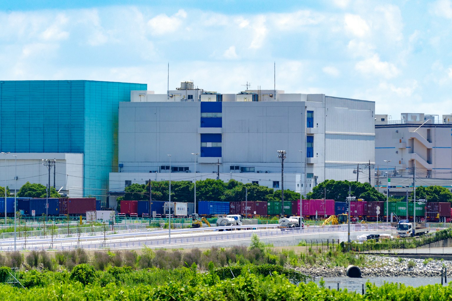 Paisaje industrial que presenta un edificio azul y una fábrica blanca