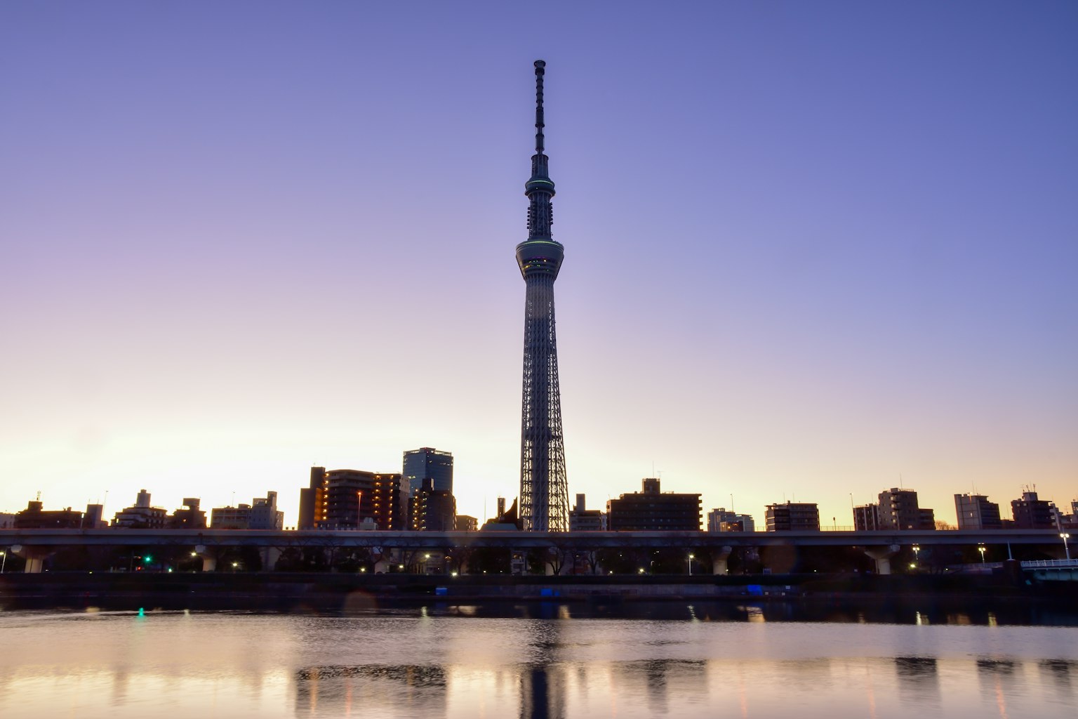 Tokyo Skytree contra un vibrante horizonte al atardecer