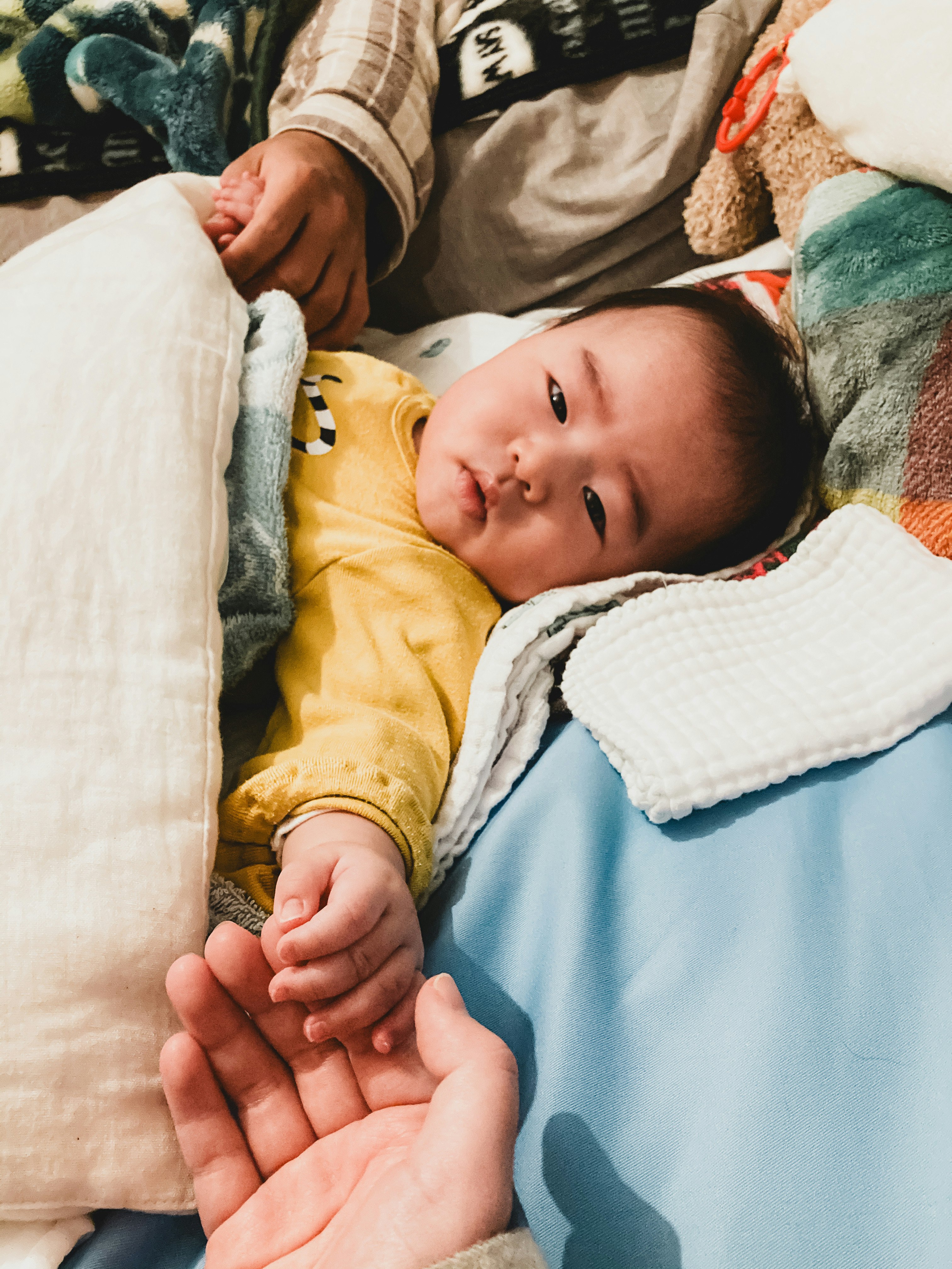 momen menenangkan saat orang dewasa memeluk bayi yang sedang tidur
