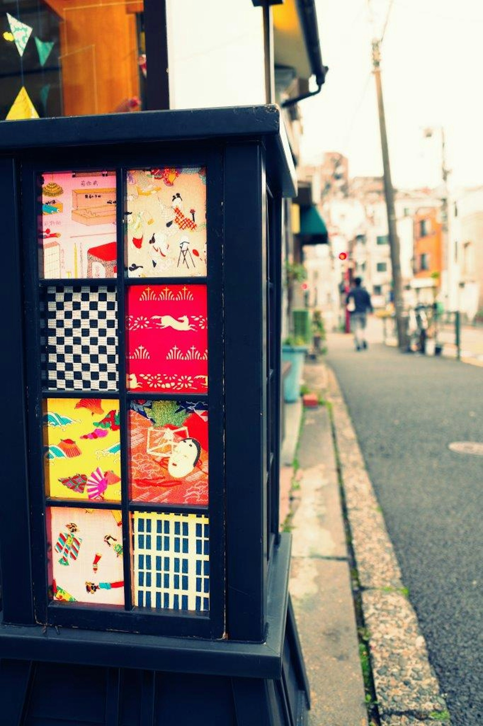 Thẻ màu sắc được trưng bày trong giá đỡ đen trên đường