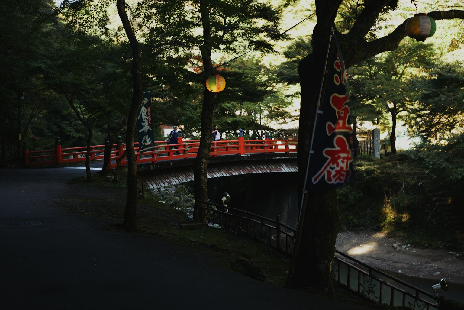 寧靜的公園場景，有紅色橋和燈籠
