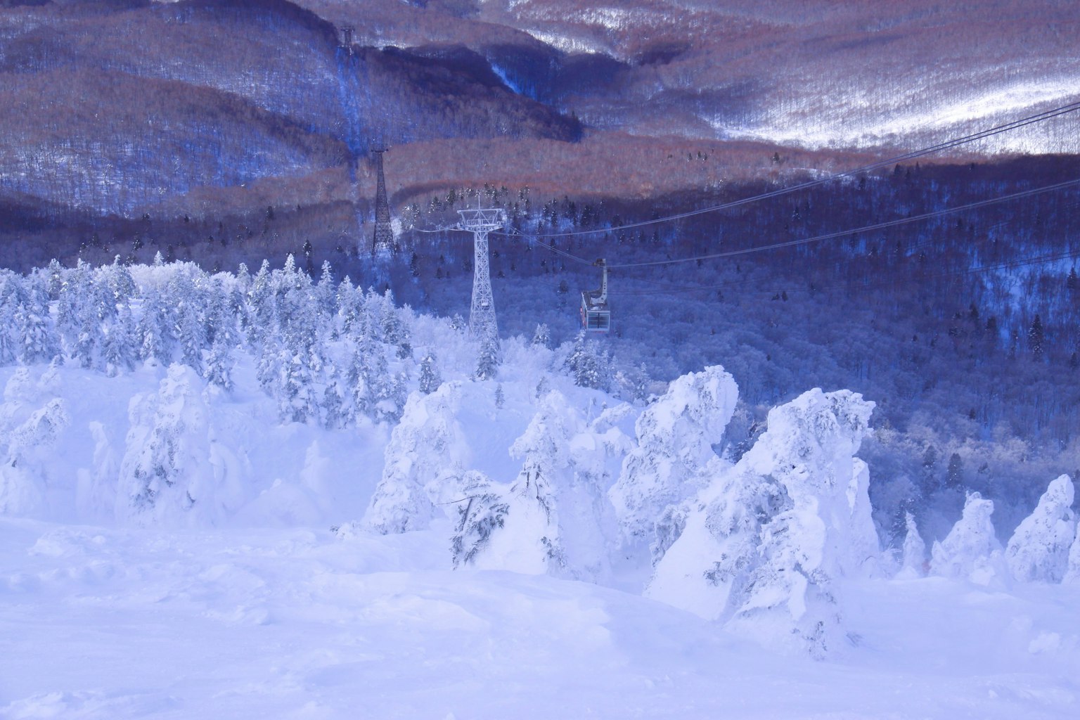 Schneebedeckte Berglandschaft mit Skilift
