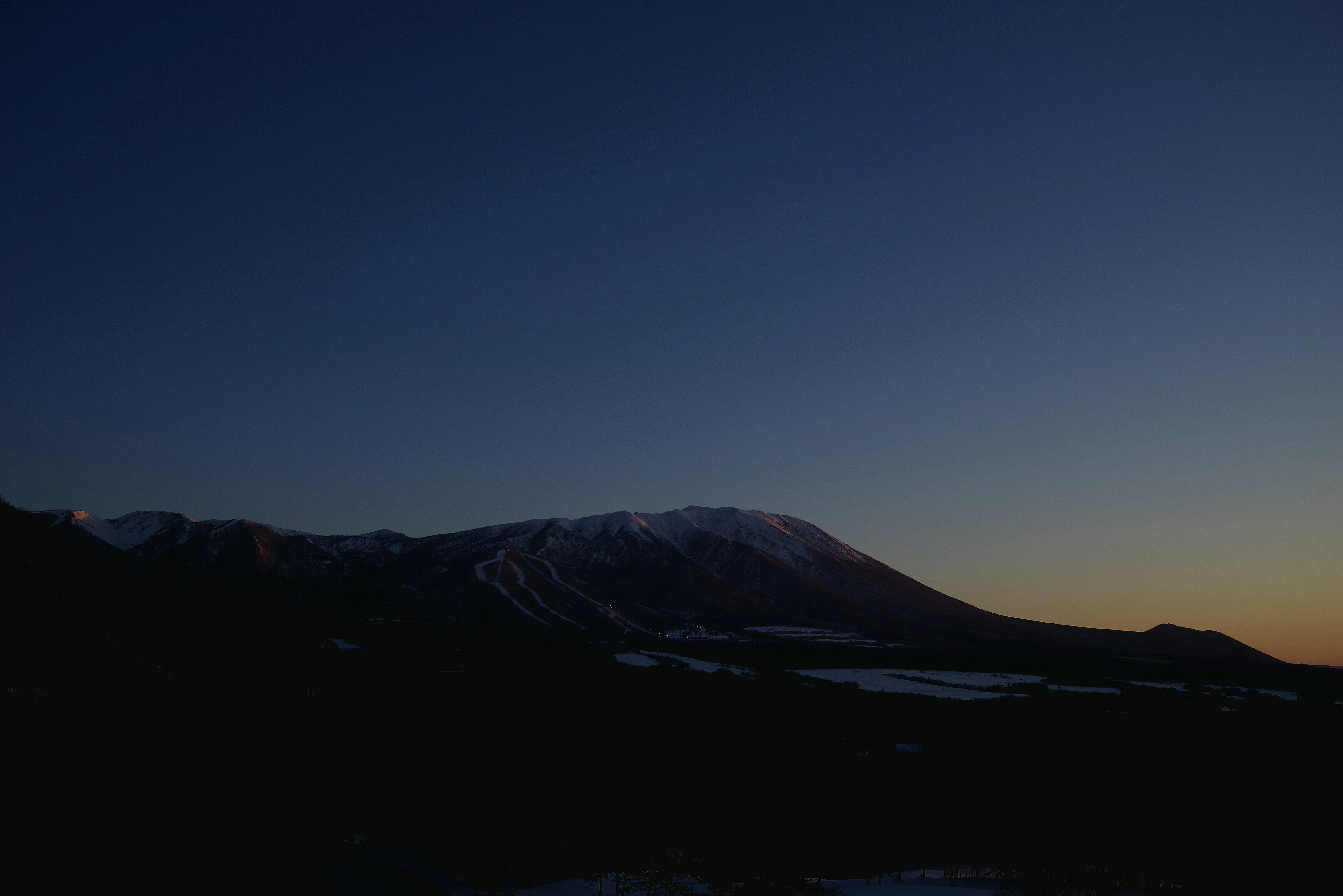 朝焼けの山並みと空のグラデーション