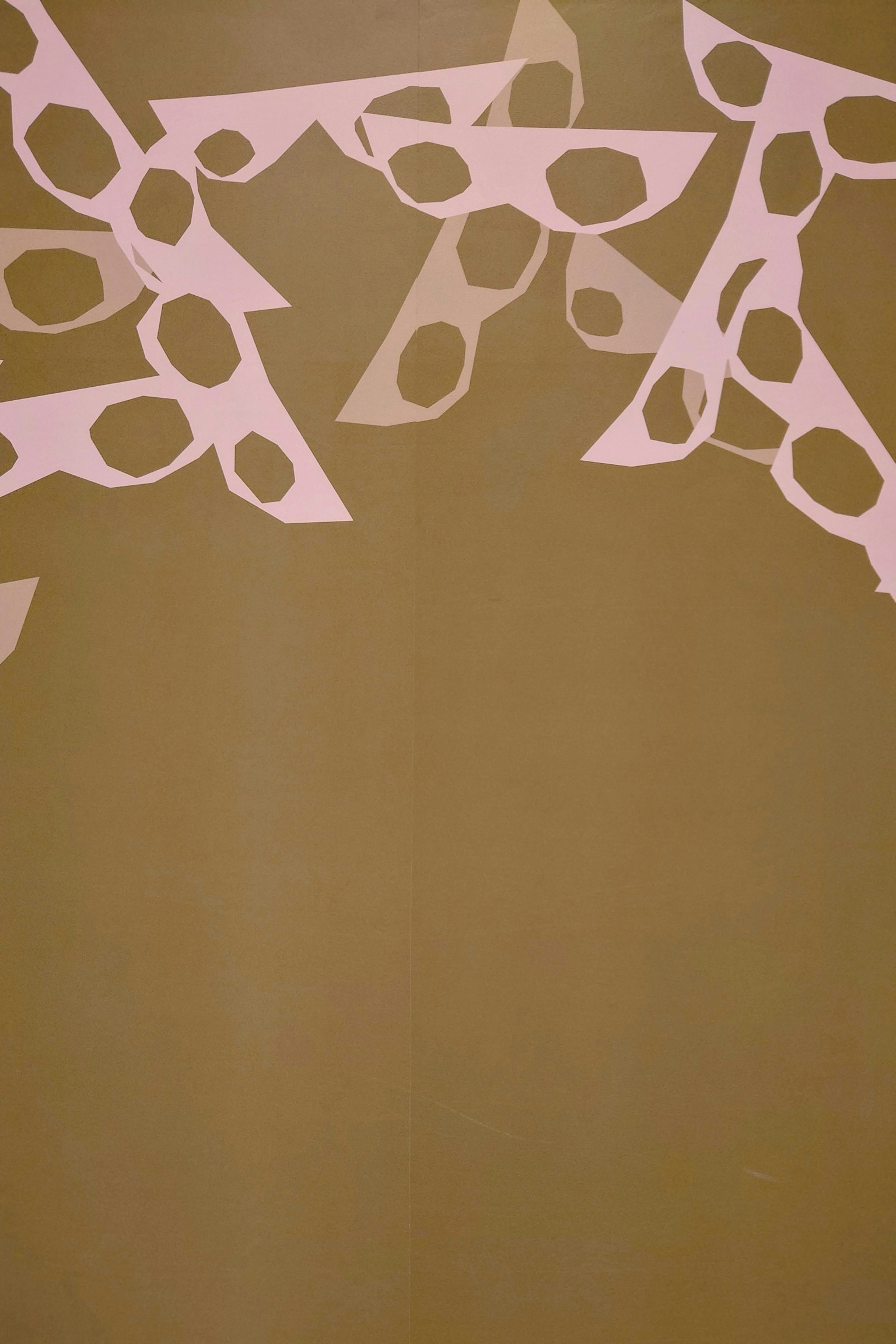 Kunstwerk mit rosa ausgeschnittenen Mustern auf einem beigen Hintergrund