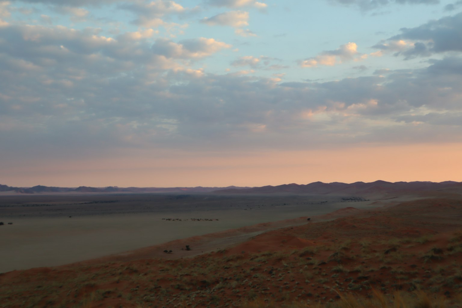 Schöne Landschaft von Ebenen und Himmel bei Dämmerung