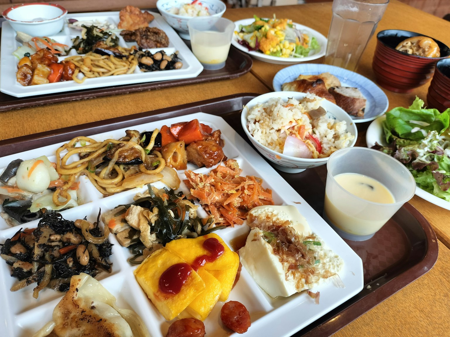 Ein Tablett mit bunten japanischen Gerichten und verschiedenen Speisen