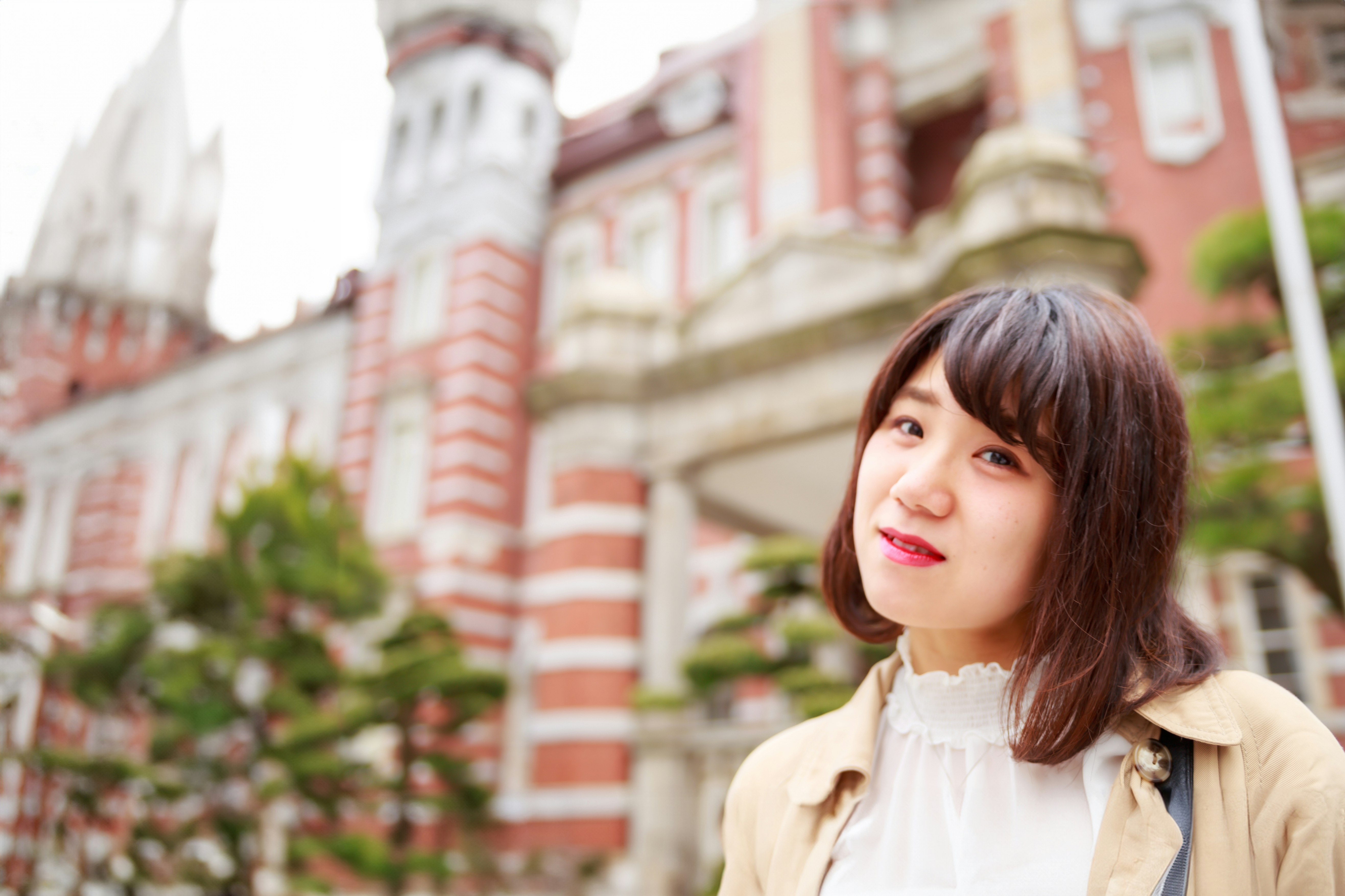 红砖建筑背景下的女性肖像