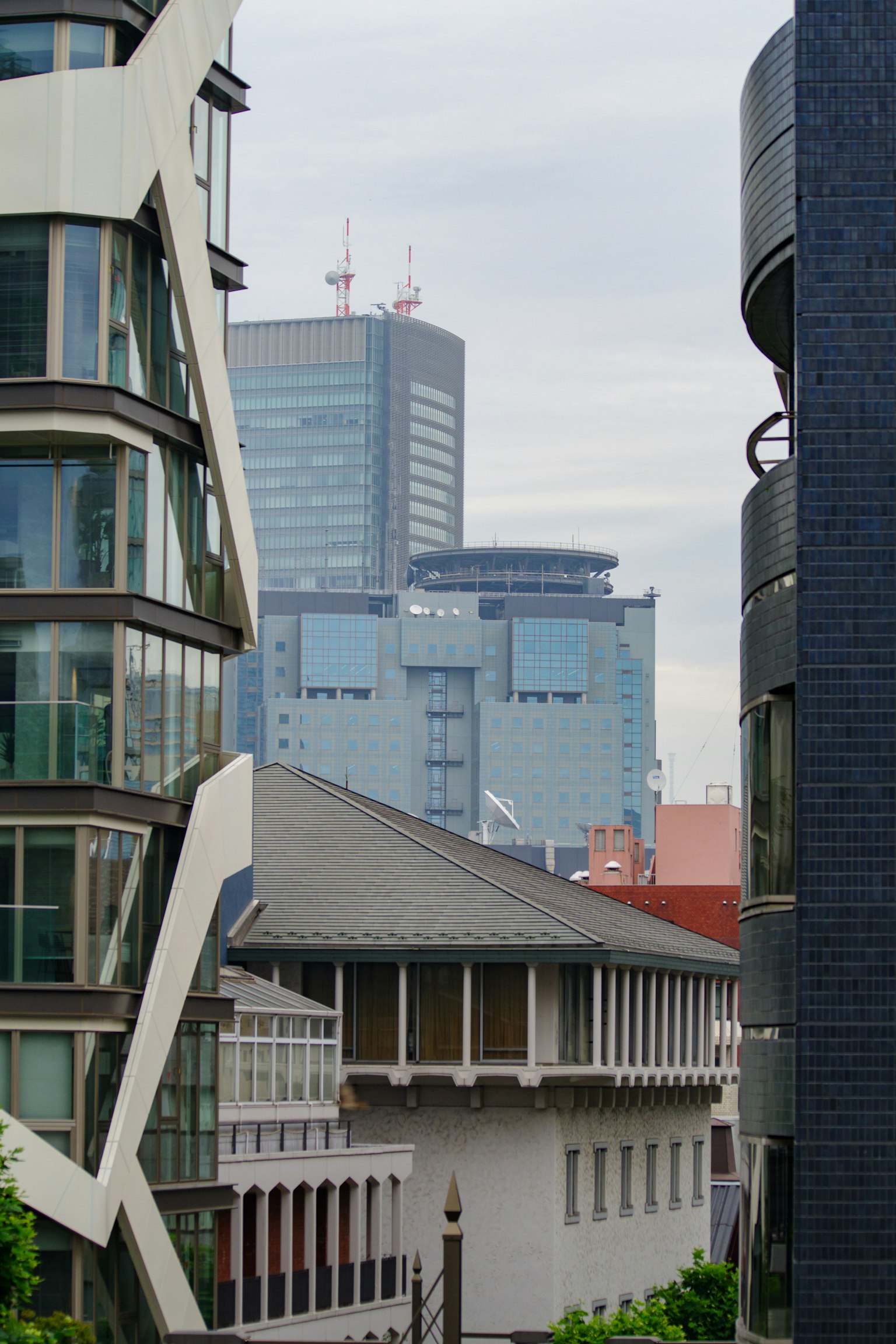Paysage urbain avec architecture moderne et traditionnelle