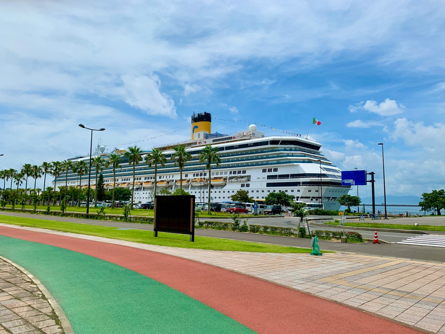 Gran barco de crucero rodeado de cielo azul y parque verde