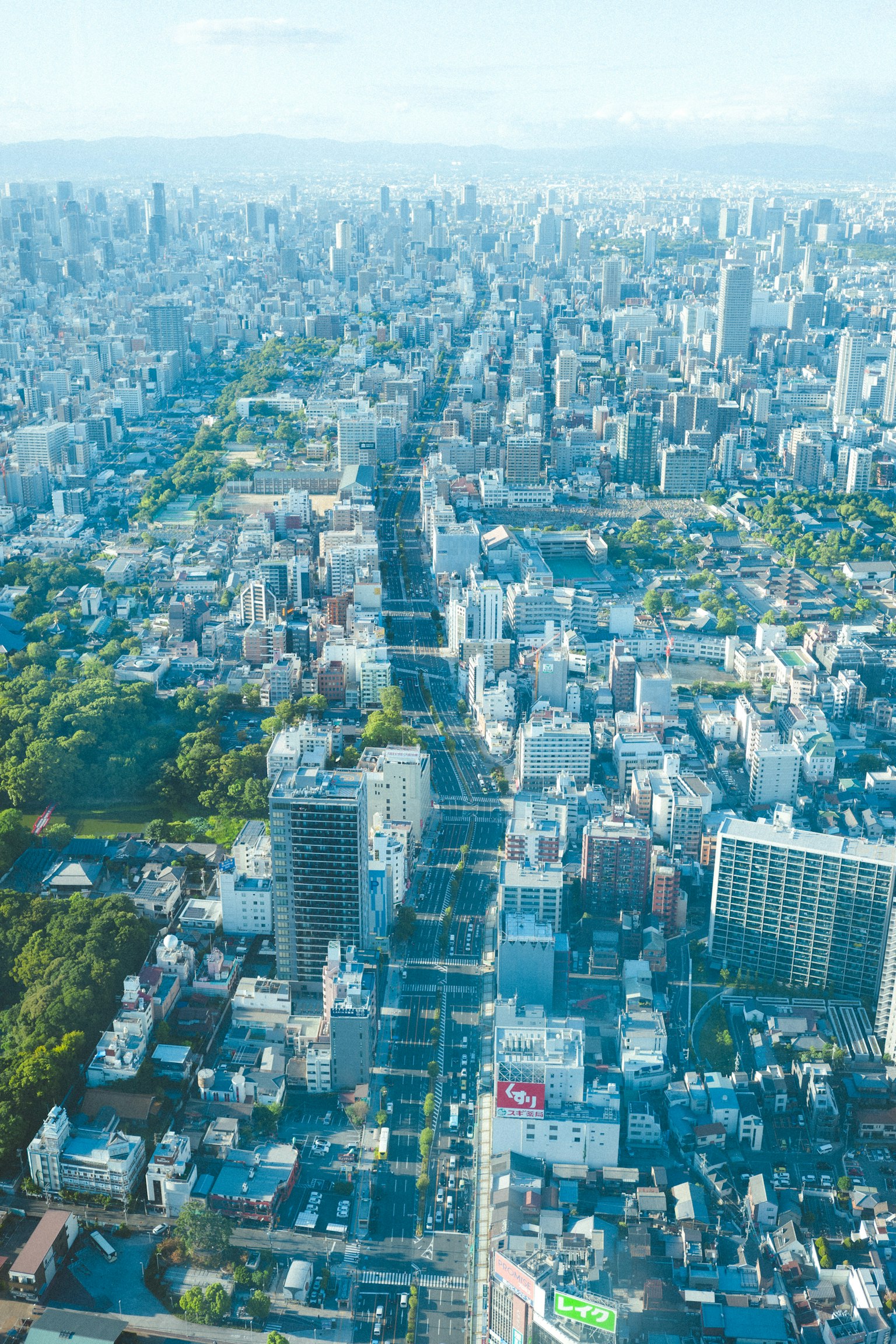 Pemandangan udara kota Tokyo dengan campuran ruang hijau dan gedung pencakar langit