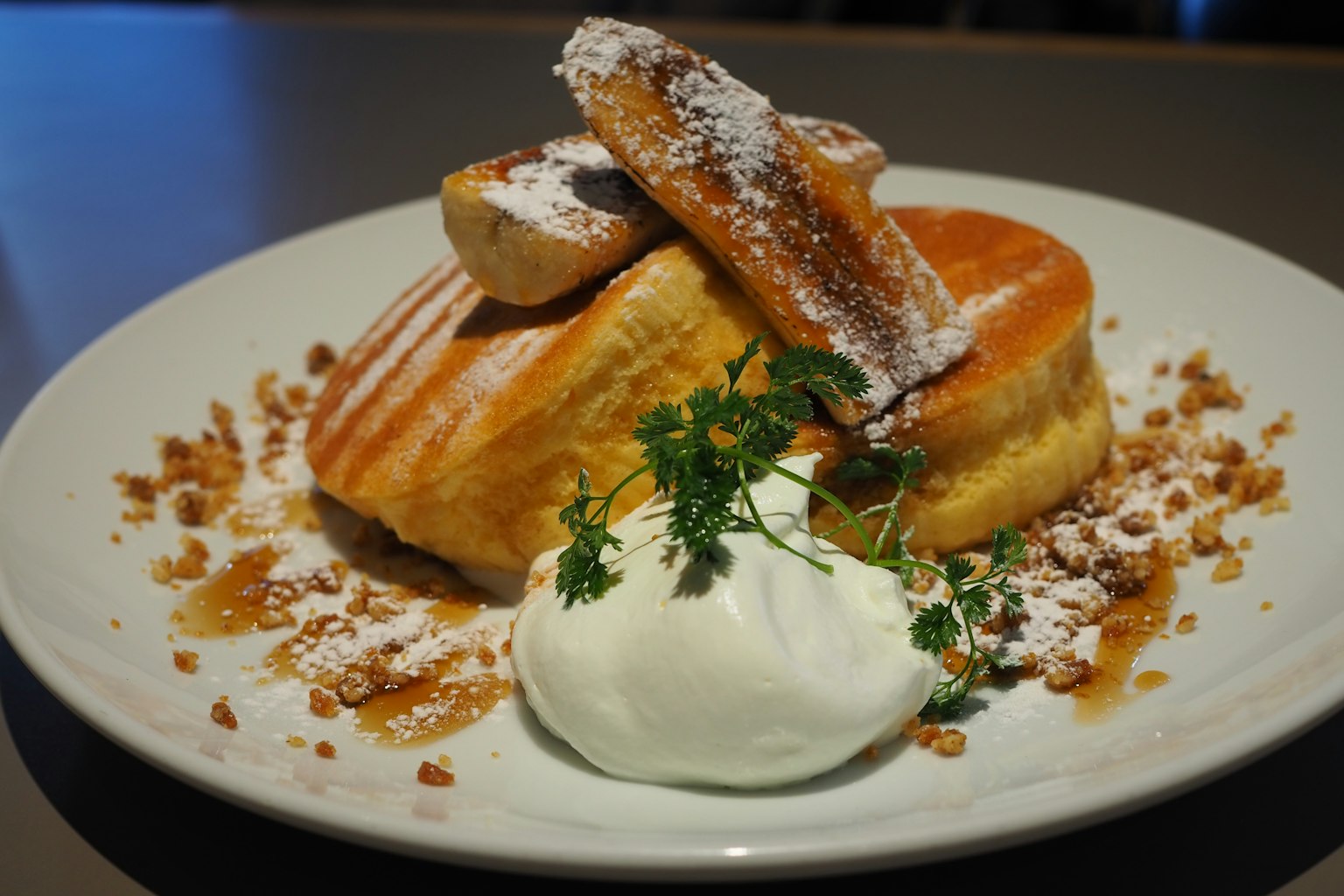 Pancake soffici guarniti con panna montata e erbe