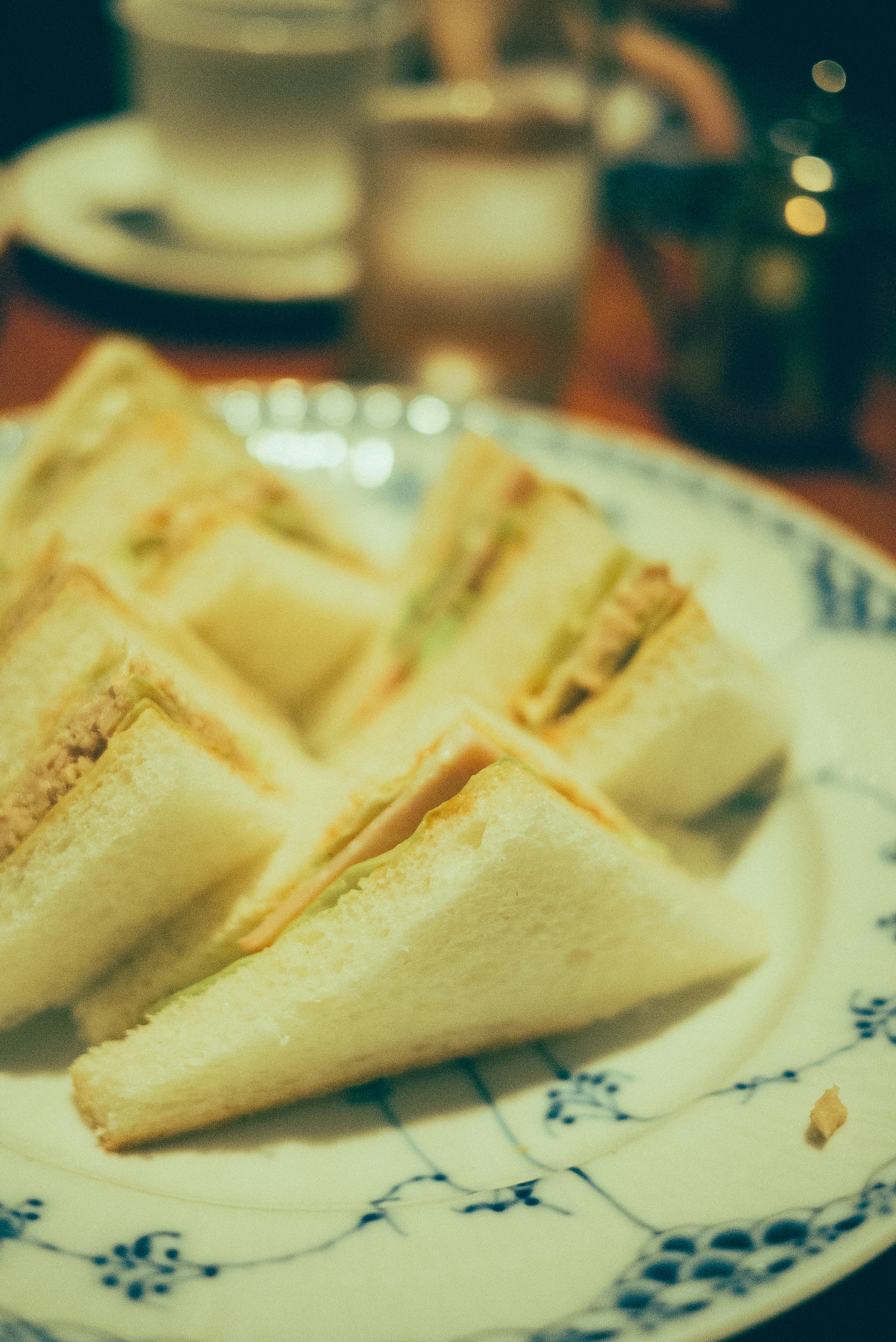 純喫茶のツナサンドとプレートの食卓