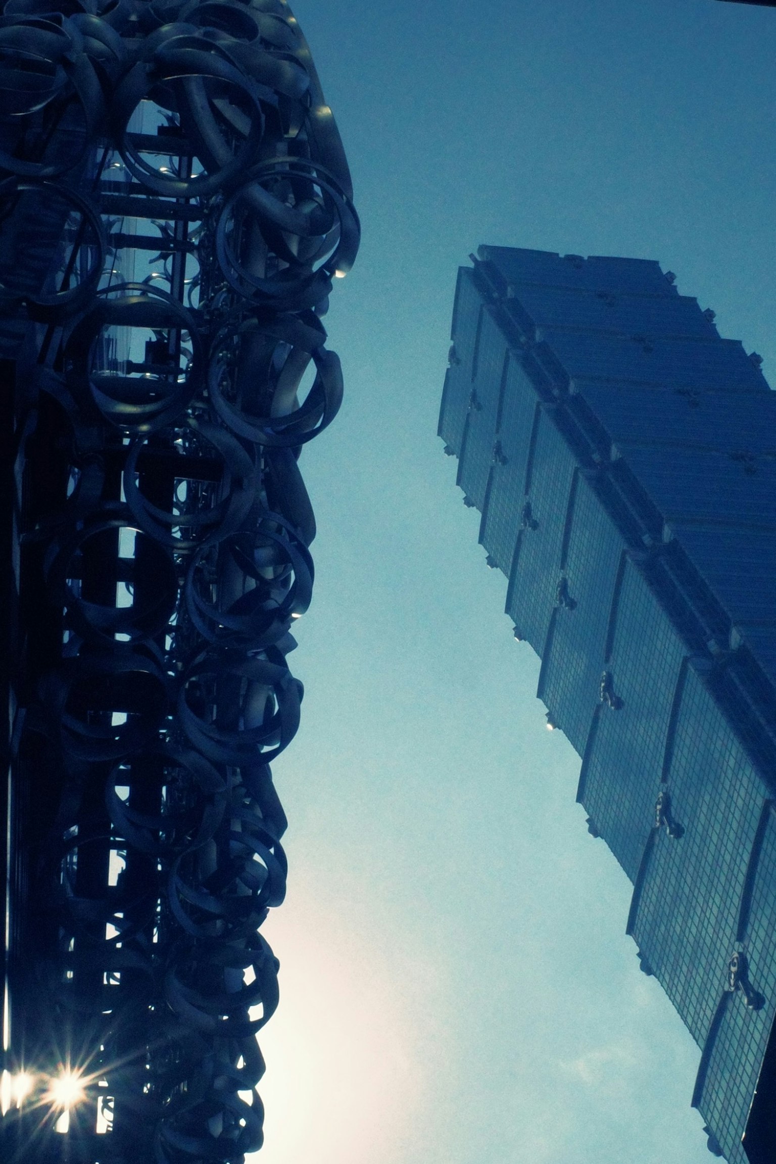 高層ビルと独特なデザインの構造物が青空の下に並ぶ