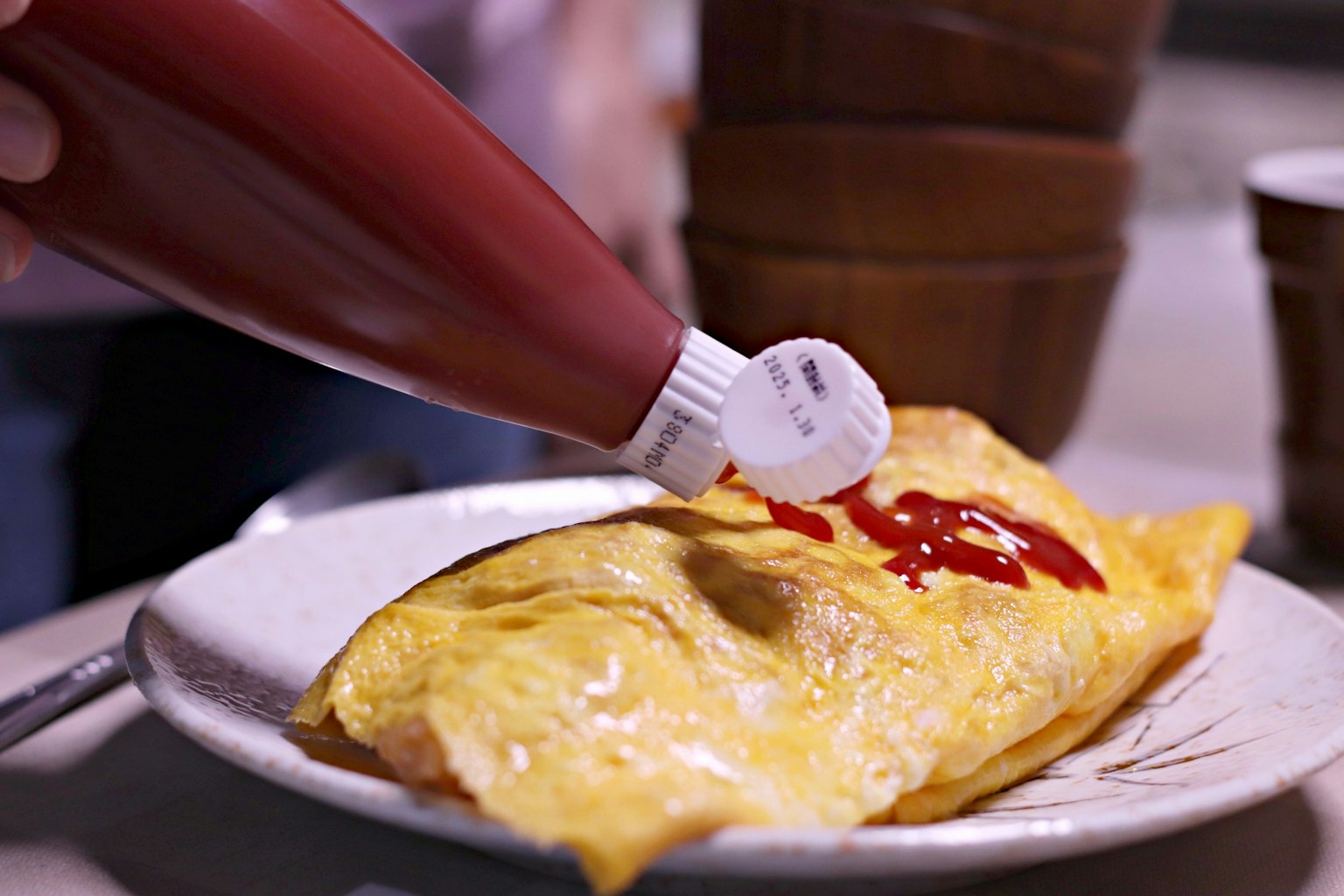 Piring omelet dengan saus tomat