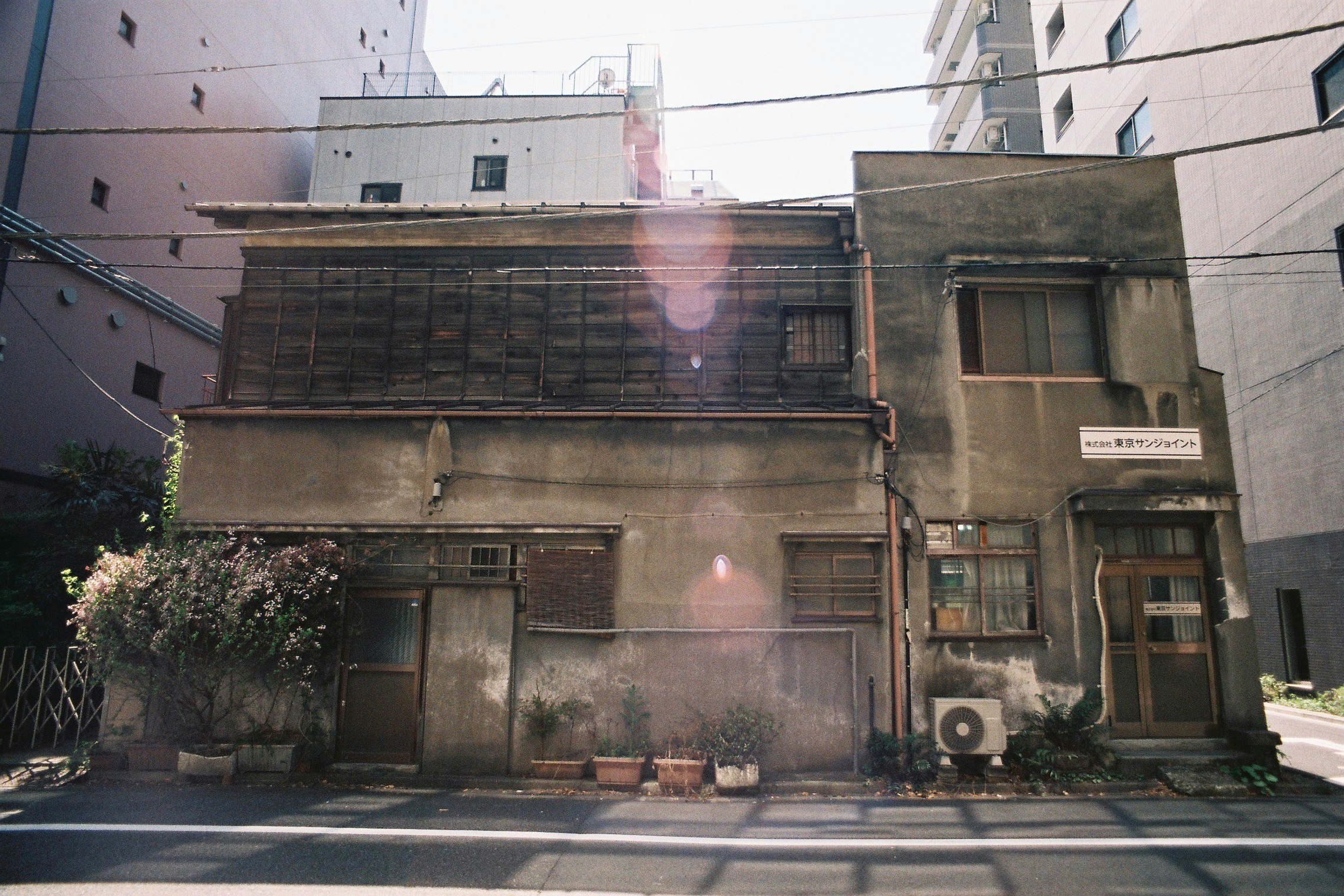 传统风格住宅式办公室外观与小巷
