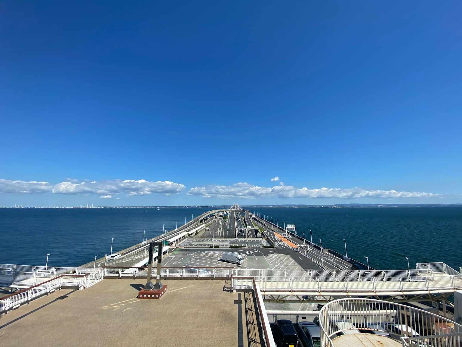 Vue d'un long quai surplombant le ciel bleu et l'océan