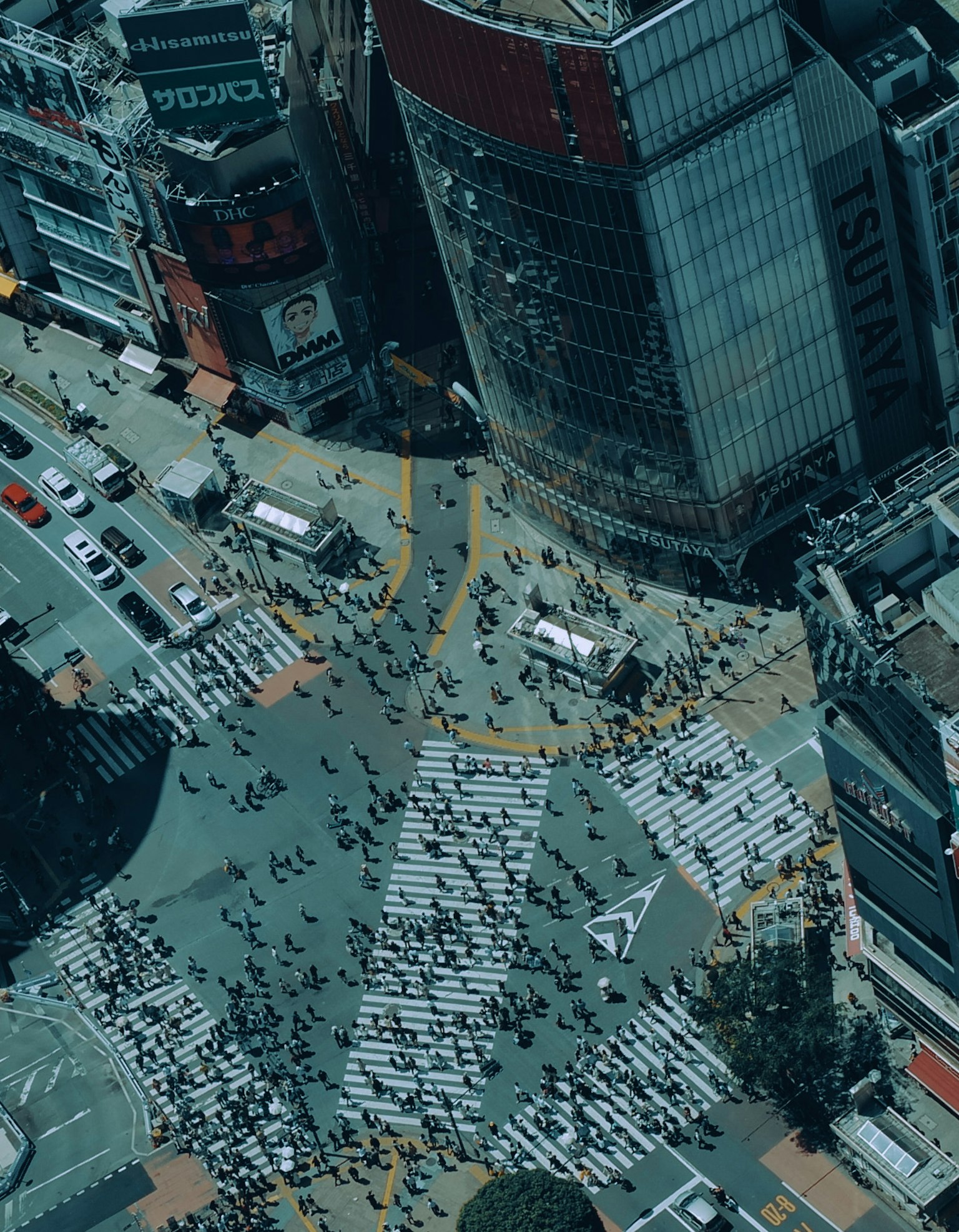Vista aerea di Shibuya Crossing con folle affollata e paesaggio urbano