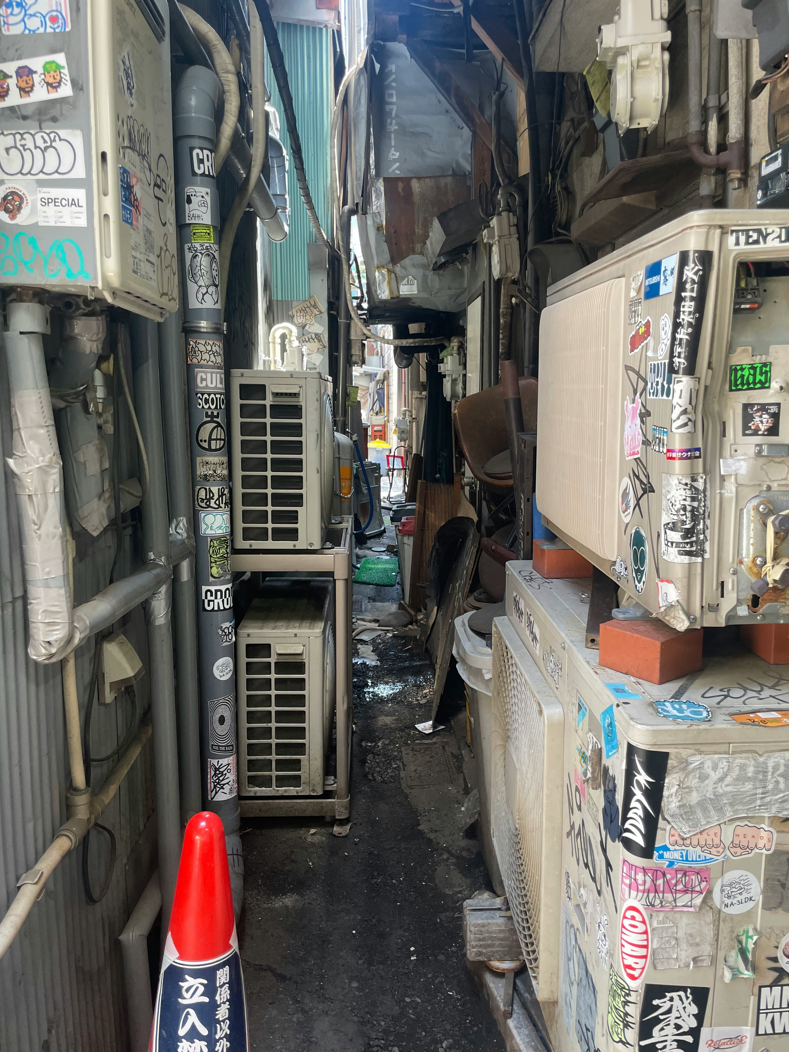 三軒茶屋の裏路地に並ぶ室外機とエアコンのある小道