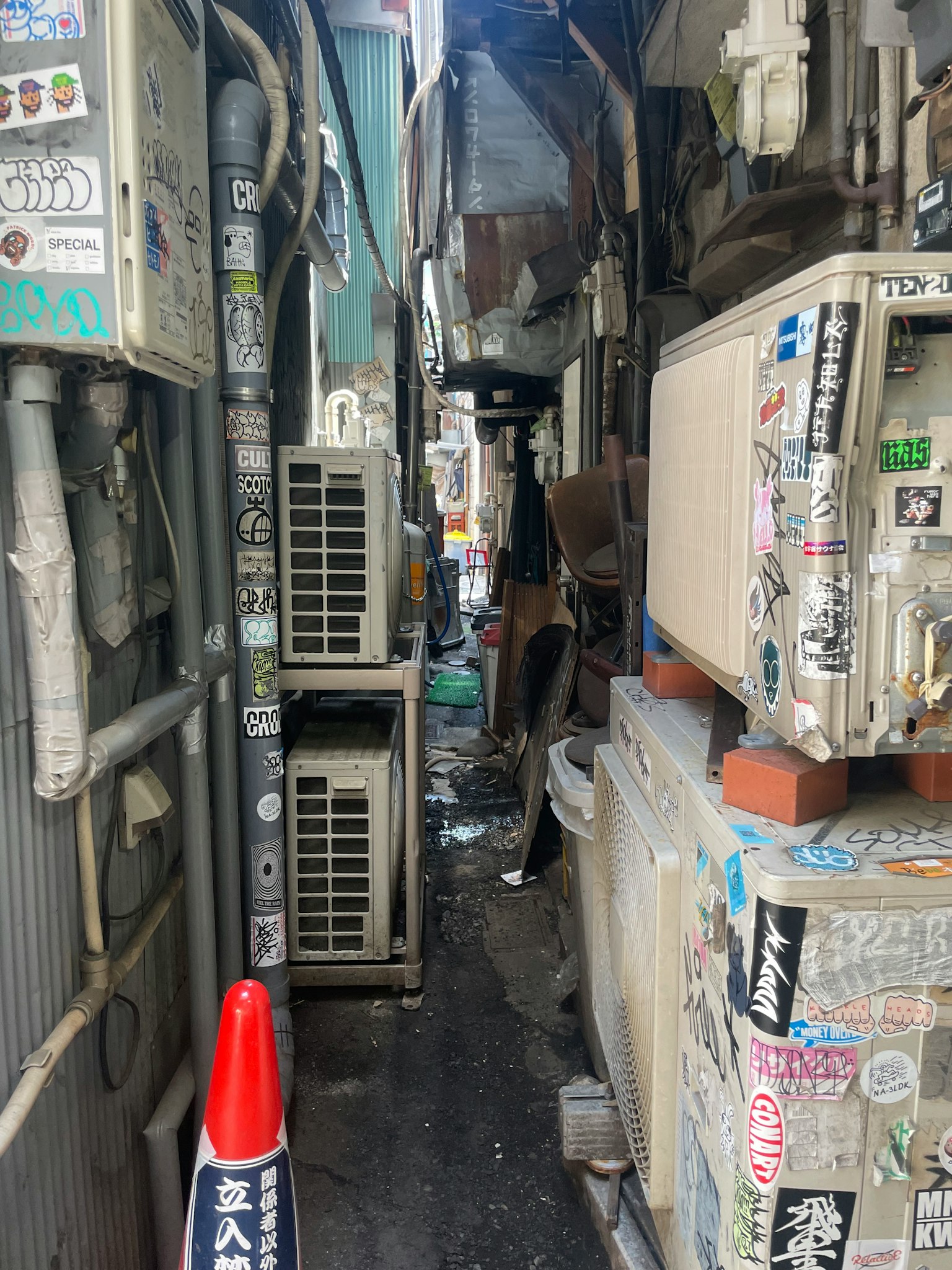 狹窄小巷中的空調機組和散落的垃圾