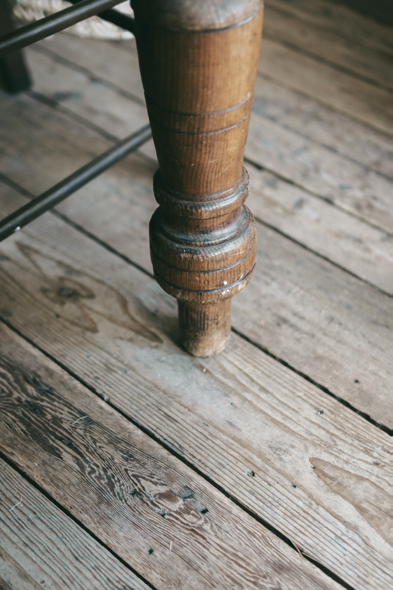 Holz Tischbein und detaillierter alter Holzboden