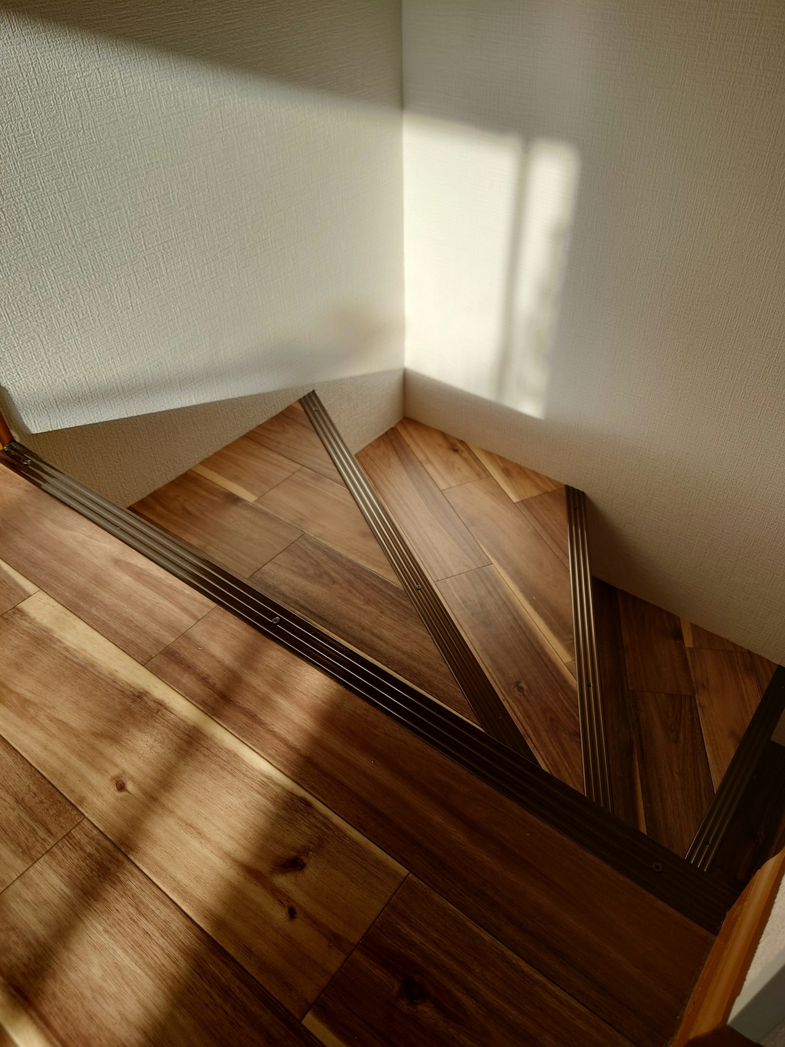 Diseño detallado de una escalera de madera con luz solar que proyecta sombras