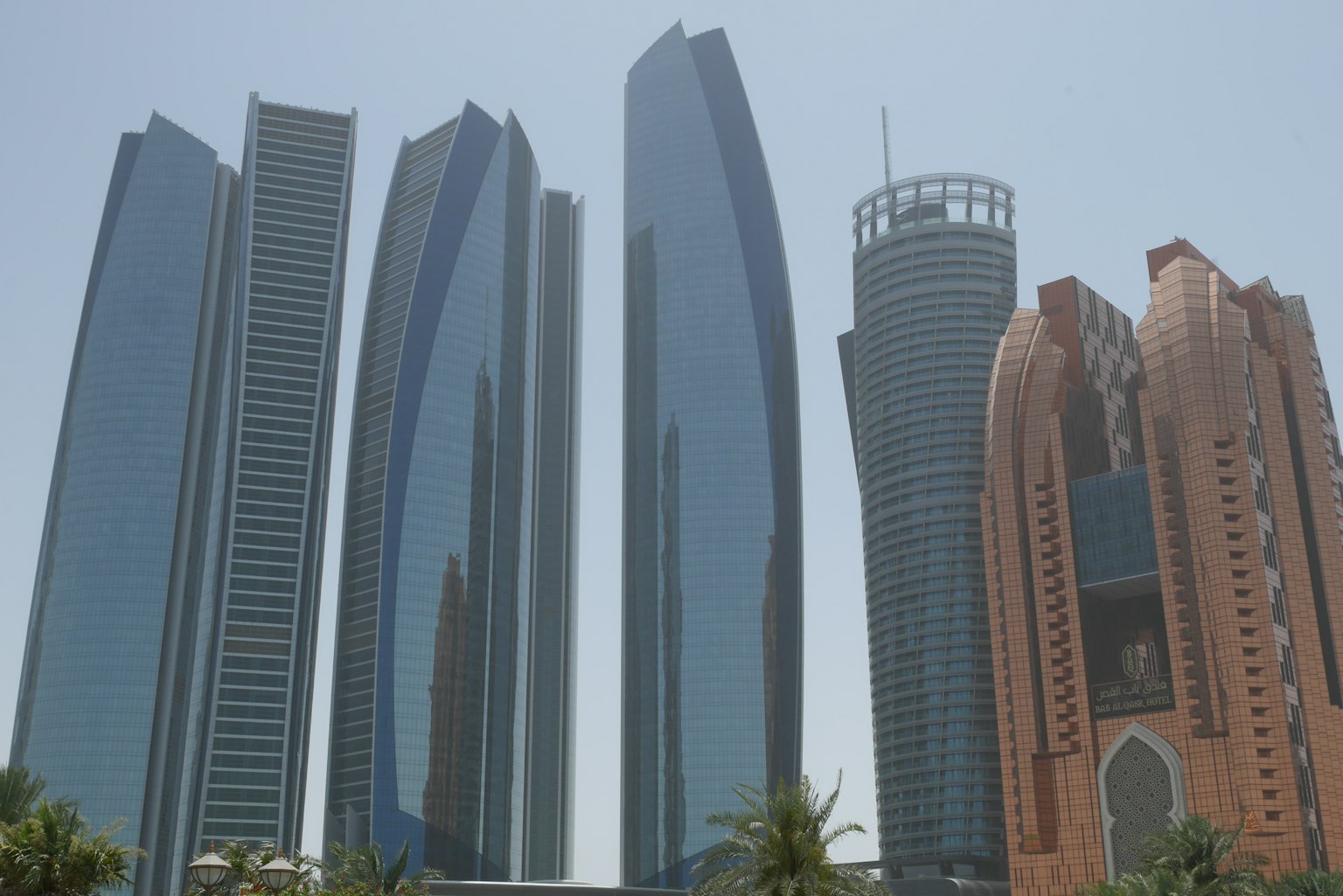 Paysage urbain avec des gratte-ciels distinctifs à Abu Dhabi