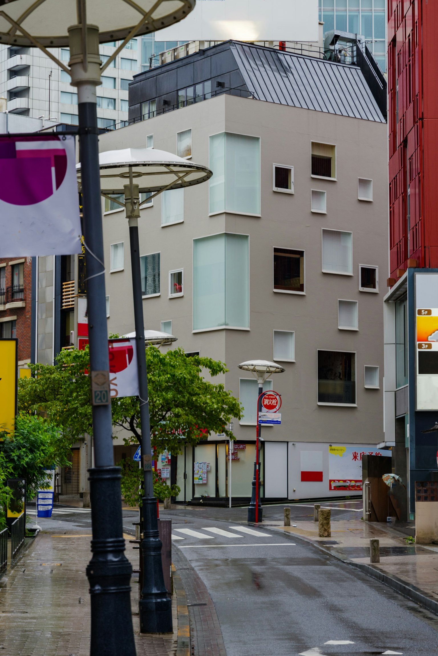 街の風景にある現代的な建物と街灯が並ぶ通り