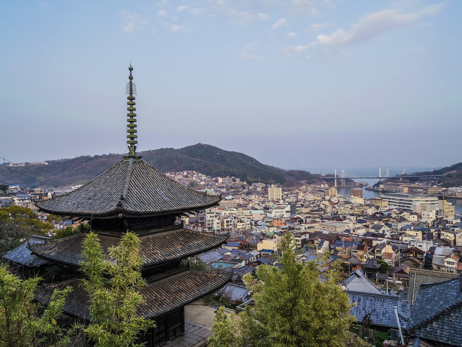 도시 풍경을 배경으로 한 탑의 경치