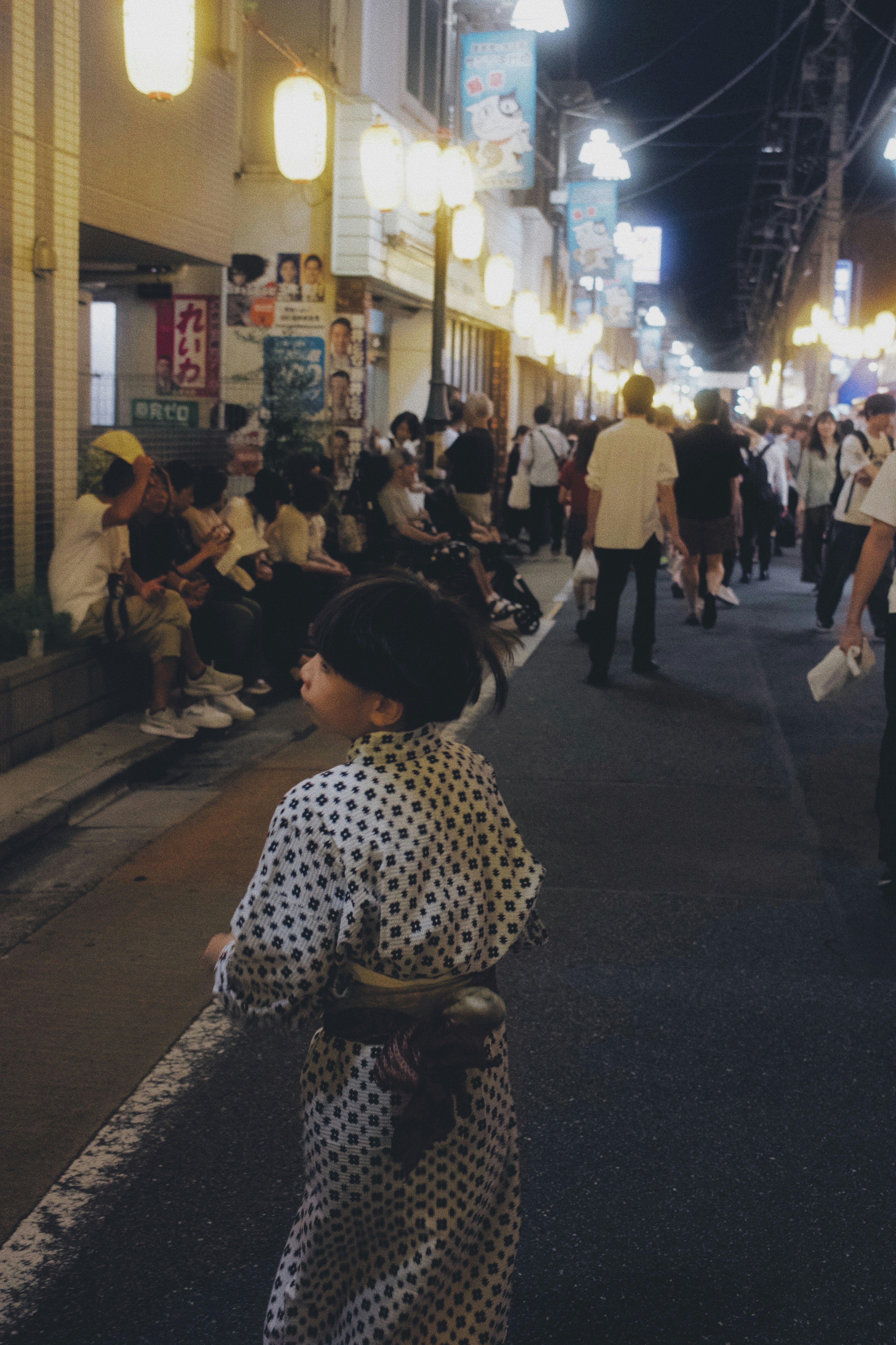 夜晚的商店街巷弄裡行人穿行