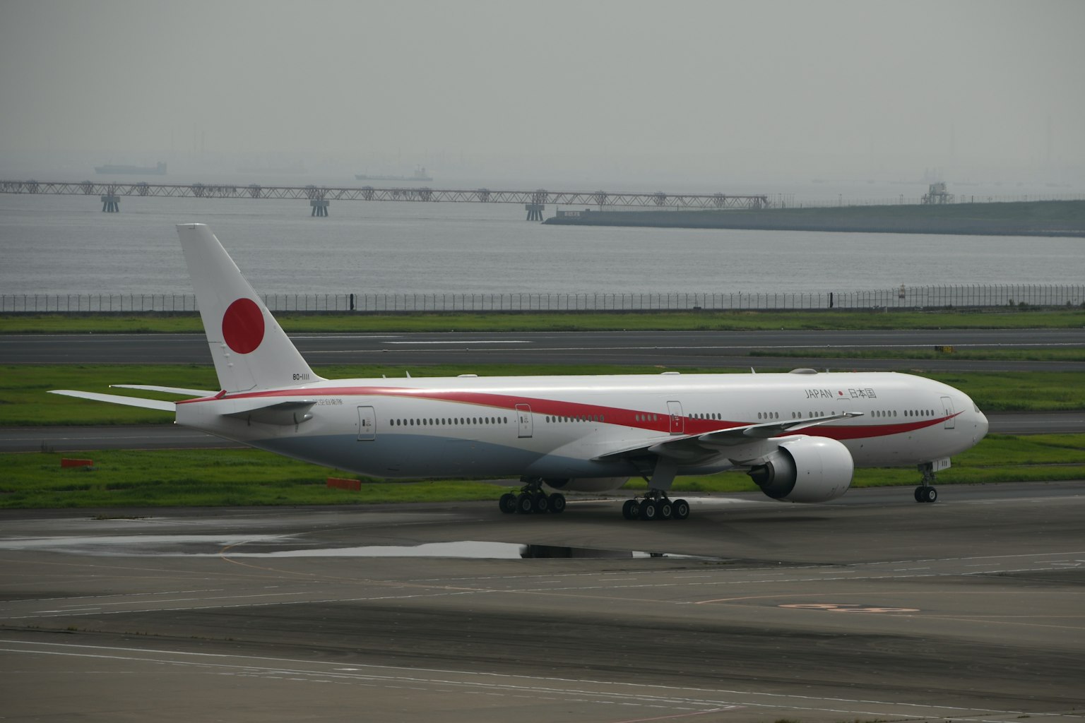 Boeing 777 de Japan Airlines en rodaje por la pista